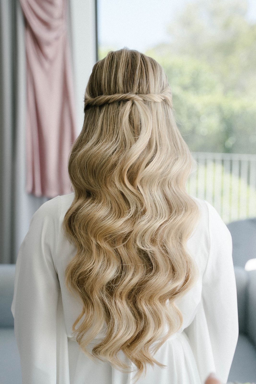Close-up of a professional wedding hairstyle in Altea created by stylist Anastasia Larionova.