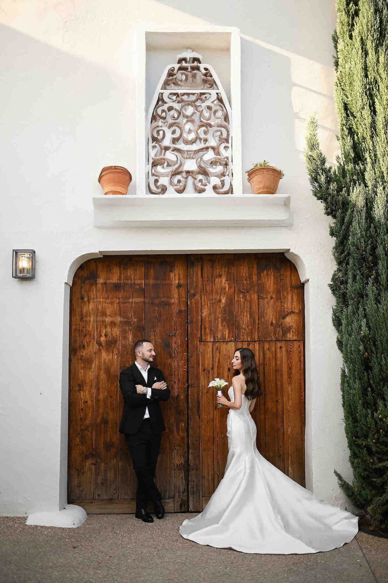 Groom and bride posing in their finished wedding looks at El Telar de Miguel Martí, highlighting professional fashion-style bridal styling.