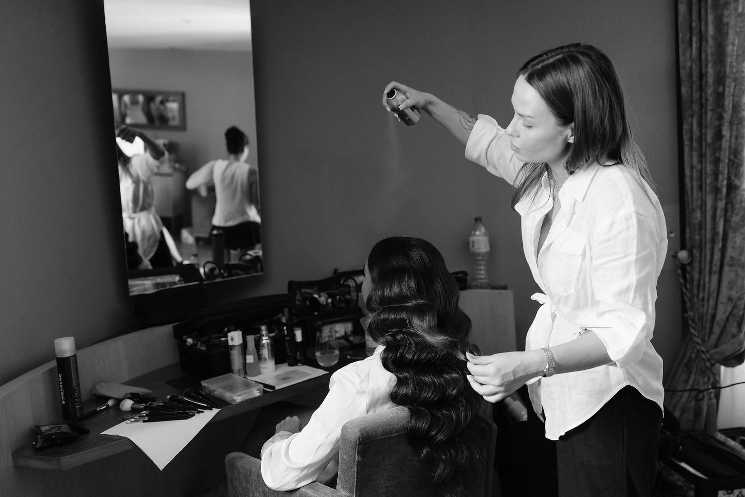 Professional bridal stylist Anastasia Larionova creating classic Hollywood waves for a wedding in Barcelona