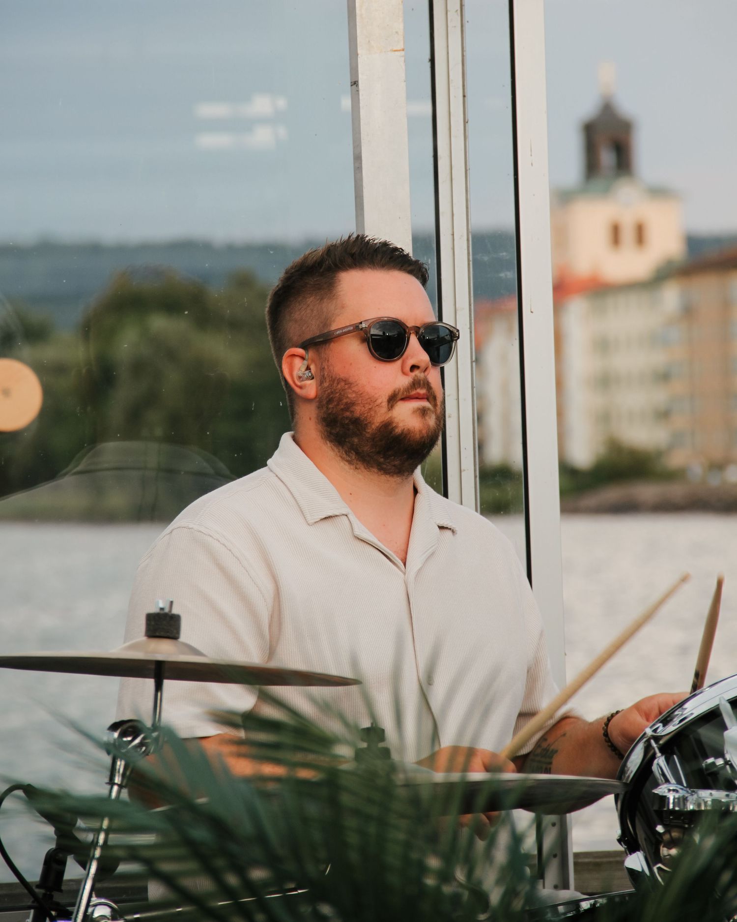 Evenemangsfotografering - en trummis som spelar musik i en utomhusmiljö i Jönköping