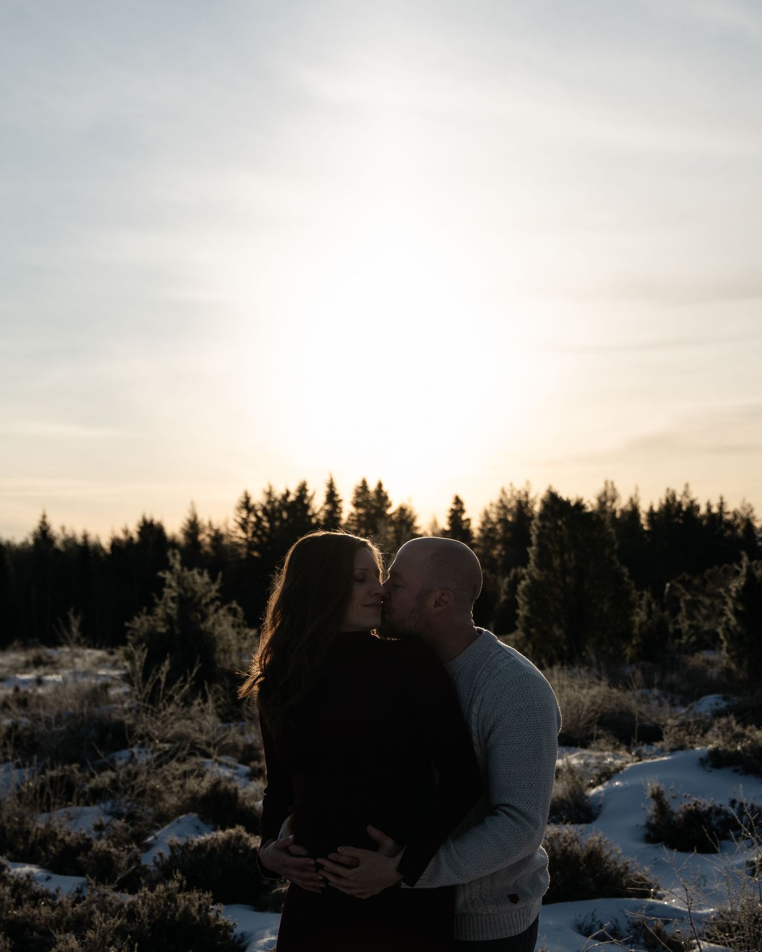 Parfotografering utomhus vid soluppgången i Jönköping