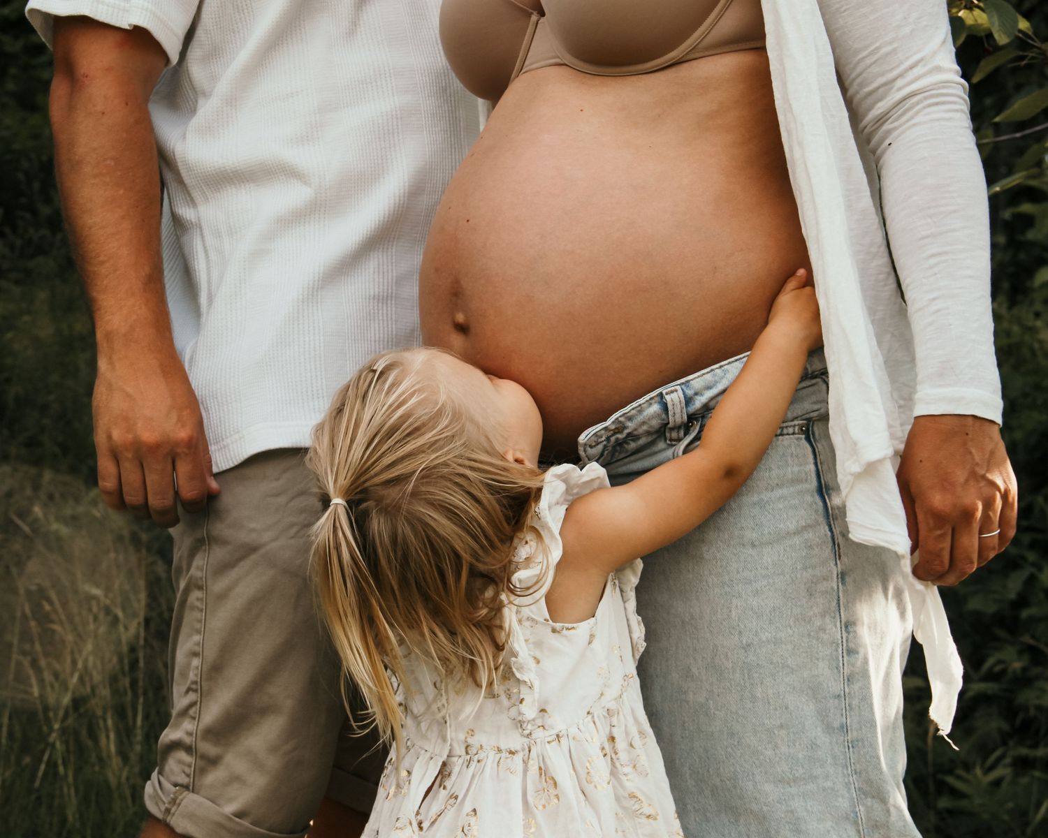 Gravidfotografering med små barn i Jönköping i mjukt kvällsljus utomhus