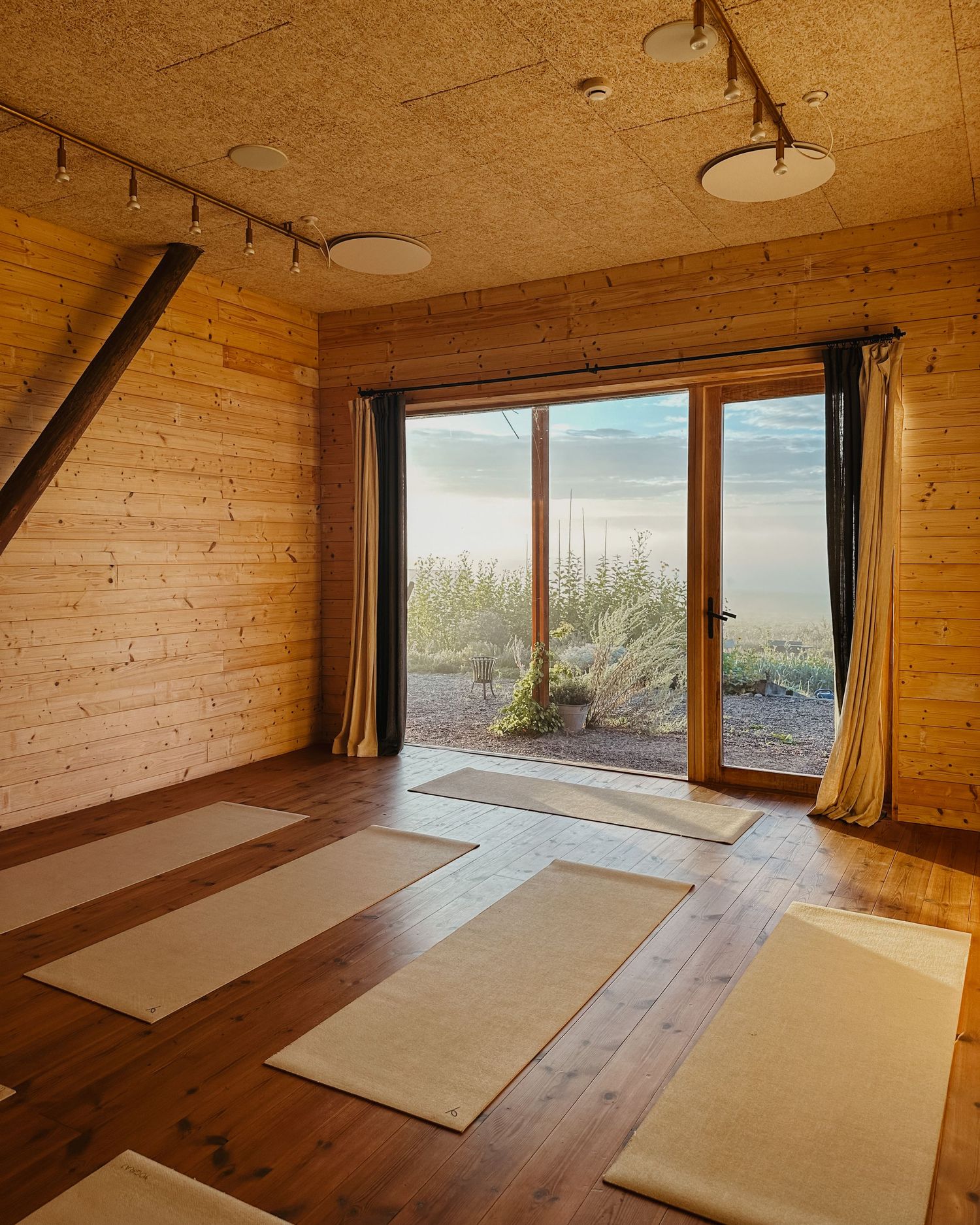 Evenemangsfotografering - ett yogarum med utsikt på Lindeborgs Eco Retreat