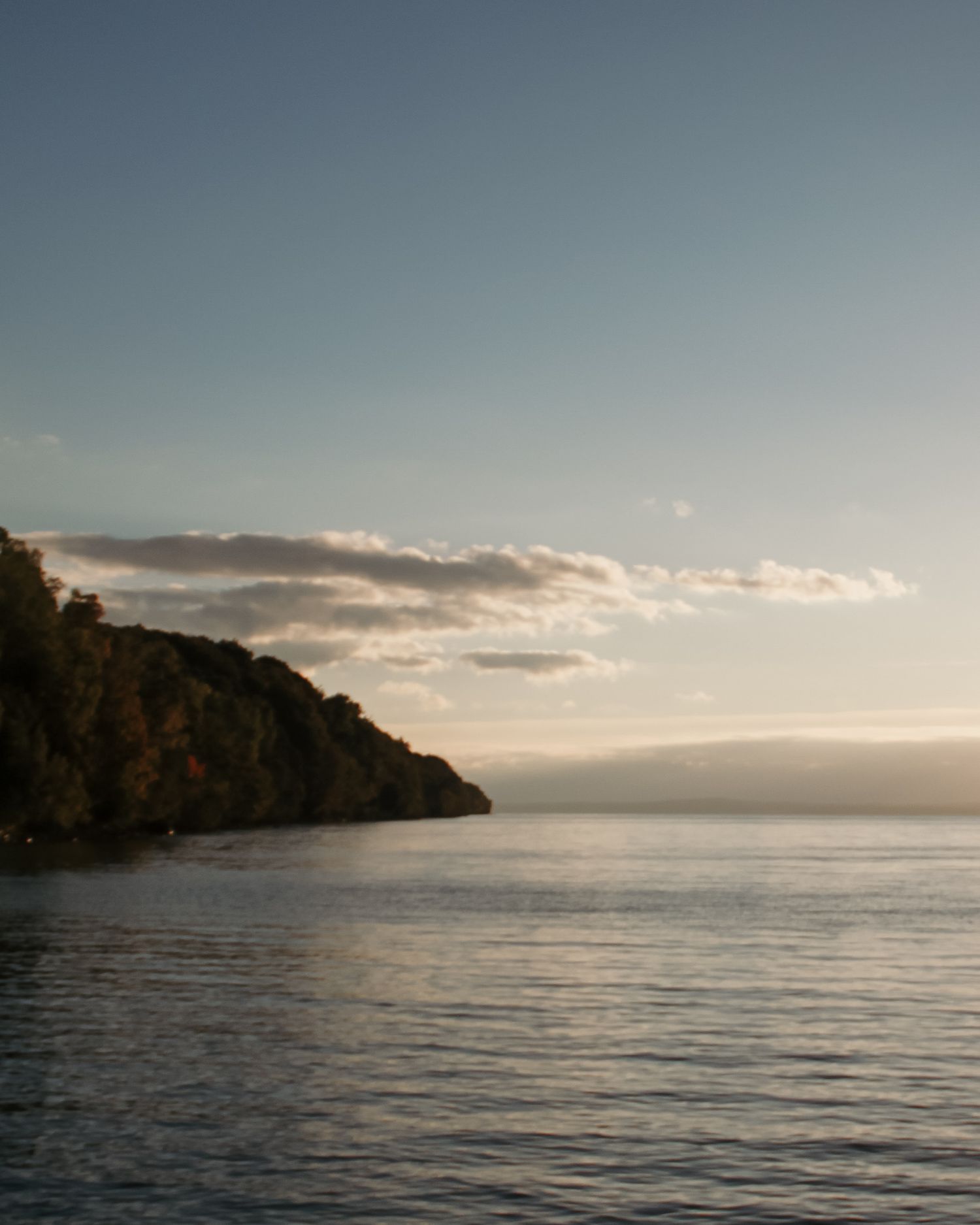 Ett mjukt kvällssken över Vättern i Jönköping