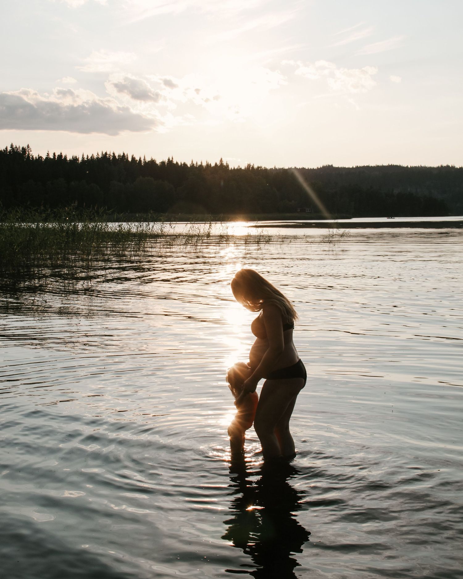 Gravidfotografering i Jönköping i mjukt kvällsljus utomhus vid sjön