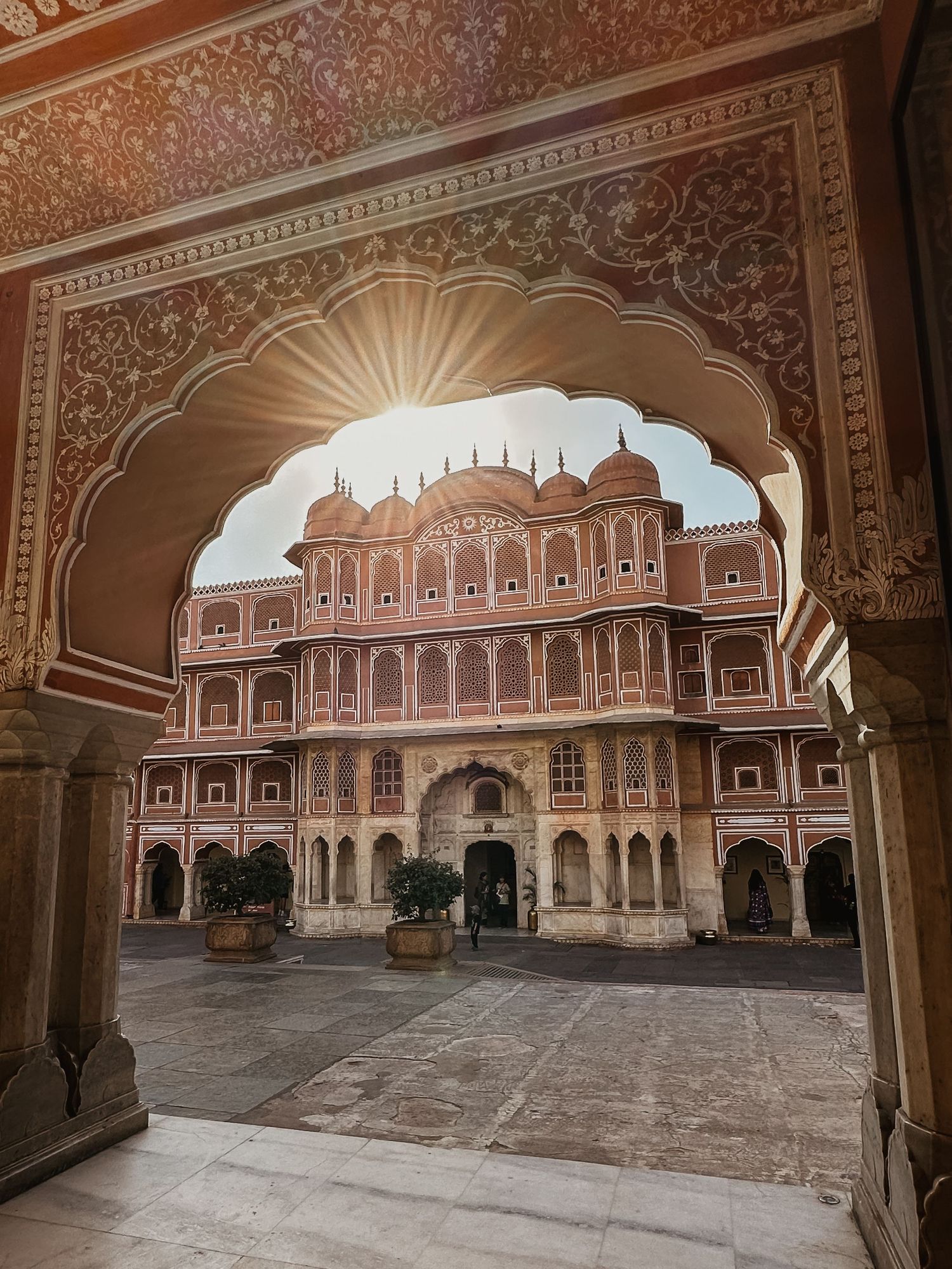 Ett indiskt palats i mjukt kvällsljus i Jaipur