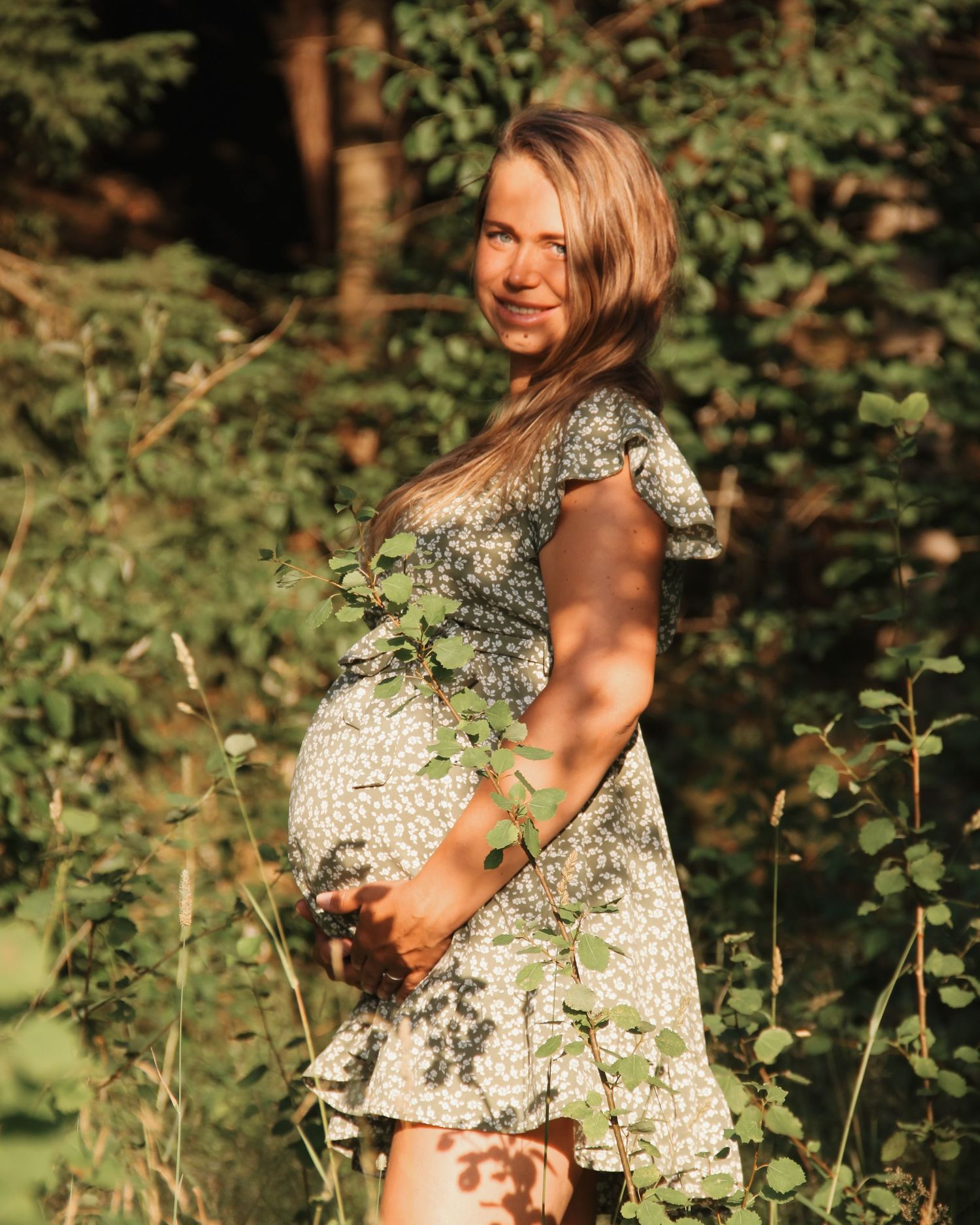 Gravidfotografering utomhus i Jönköping en solig sommardag