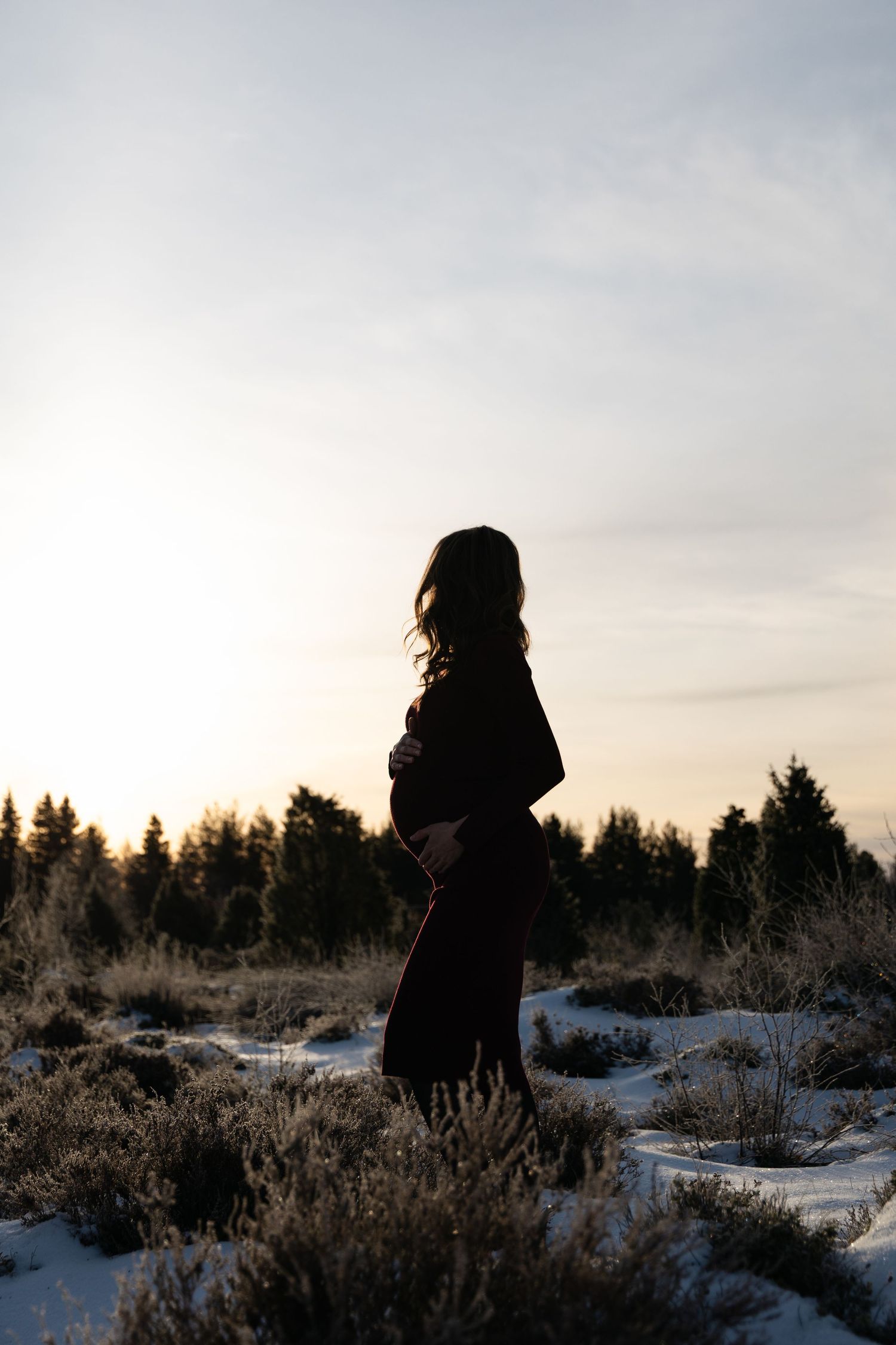 Gravidfotografering i Jönköping i mjukt kvällsljus utomhus