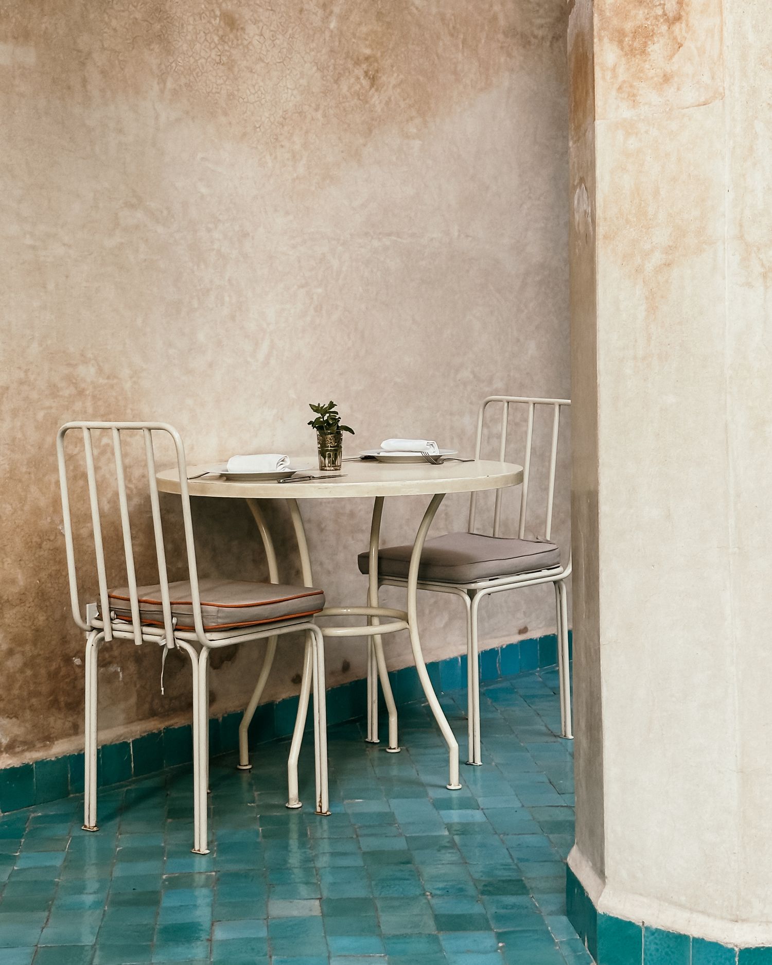 Resefotografi som visar ett cafe med mjuka färger i Marrakech, Marocko