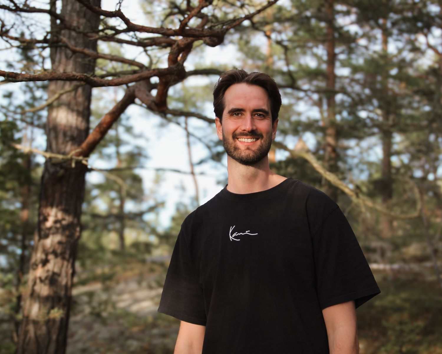 porträttfotografering av en person i skogen