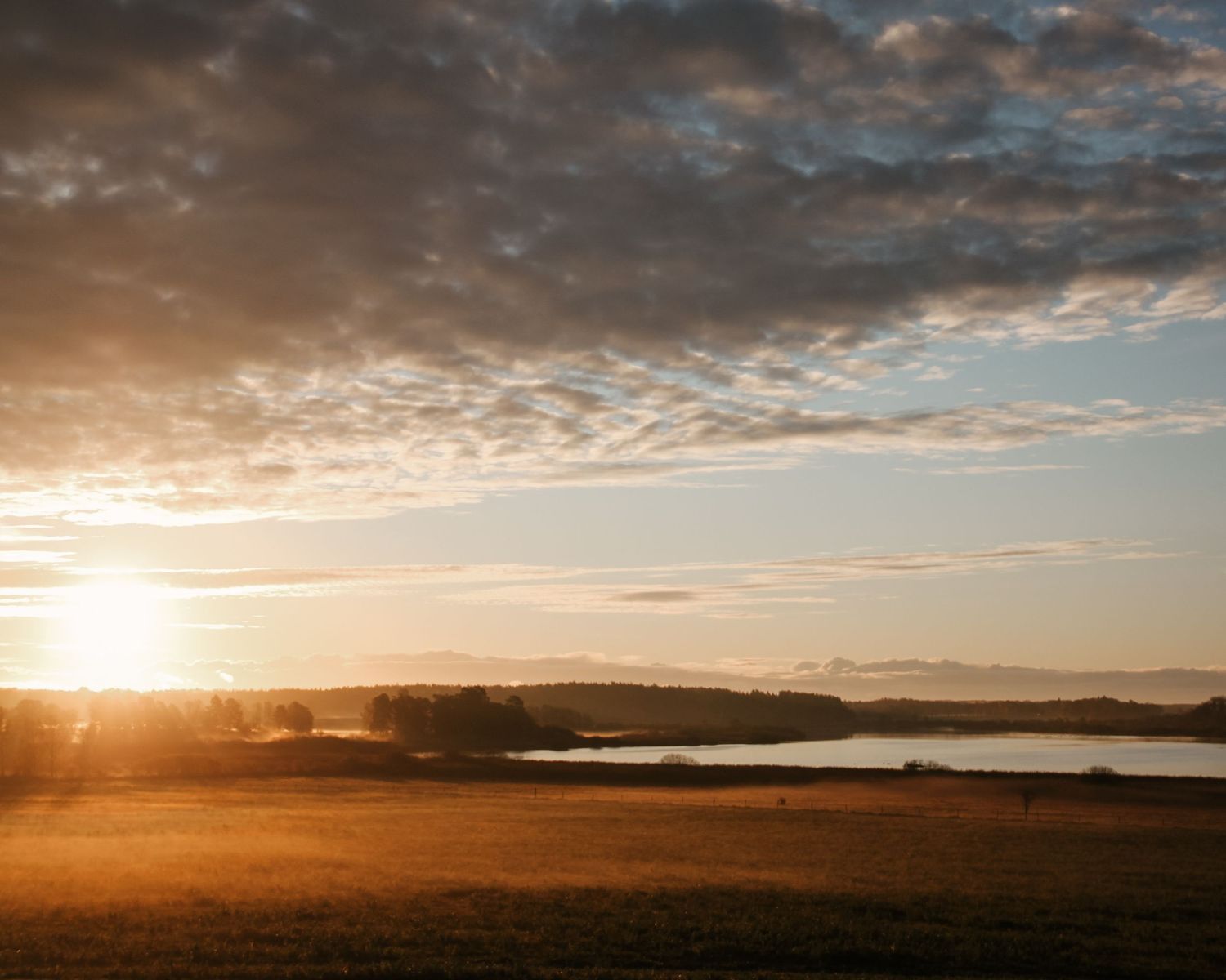 Soluppgång ovanför Hallbosjön på Lindeborgs Eco Retreat i Nyköping
