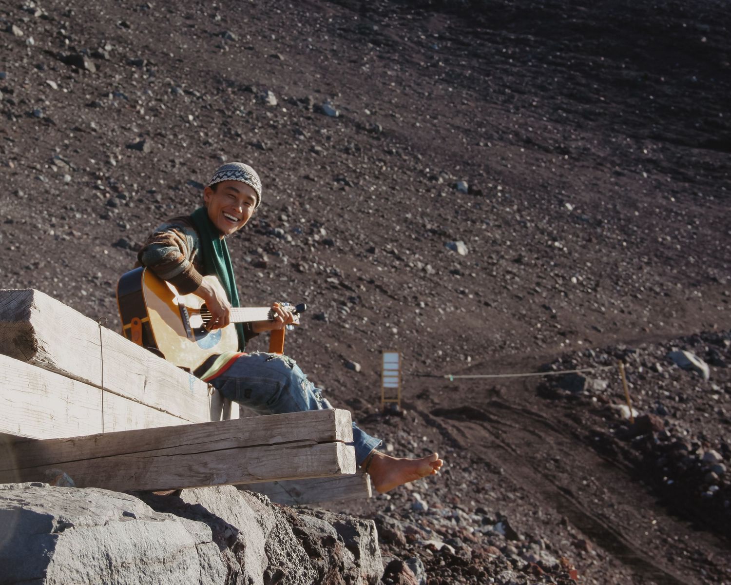 Person som spelar gitarr på Mount Fuji, Japan