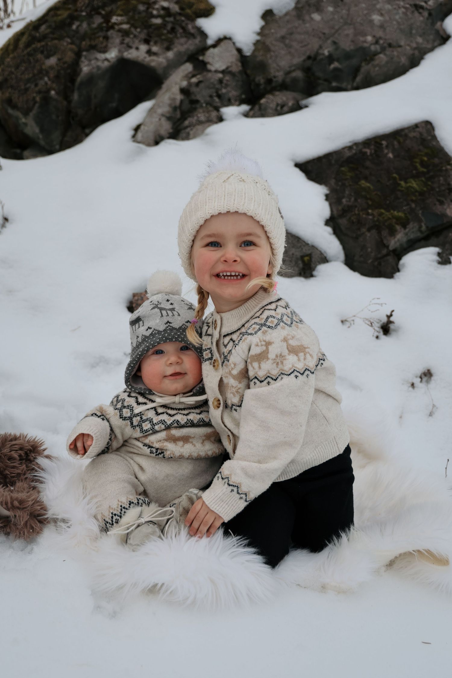 Familjefotografering i Jönköping med barn utomhus i snön