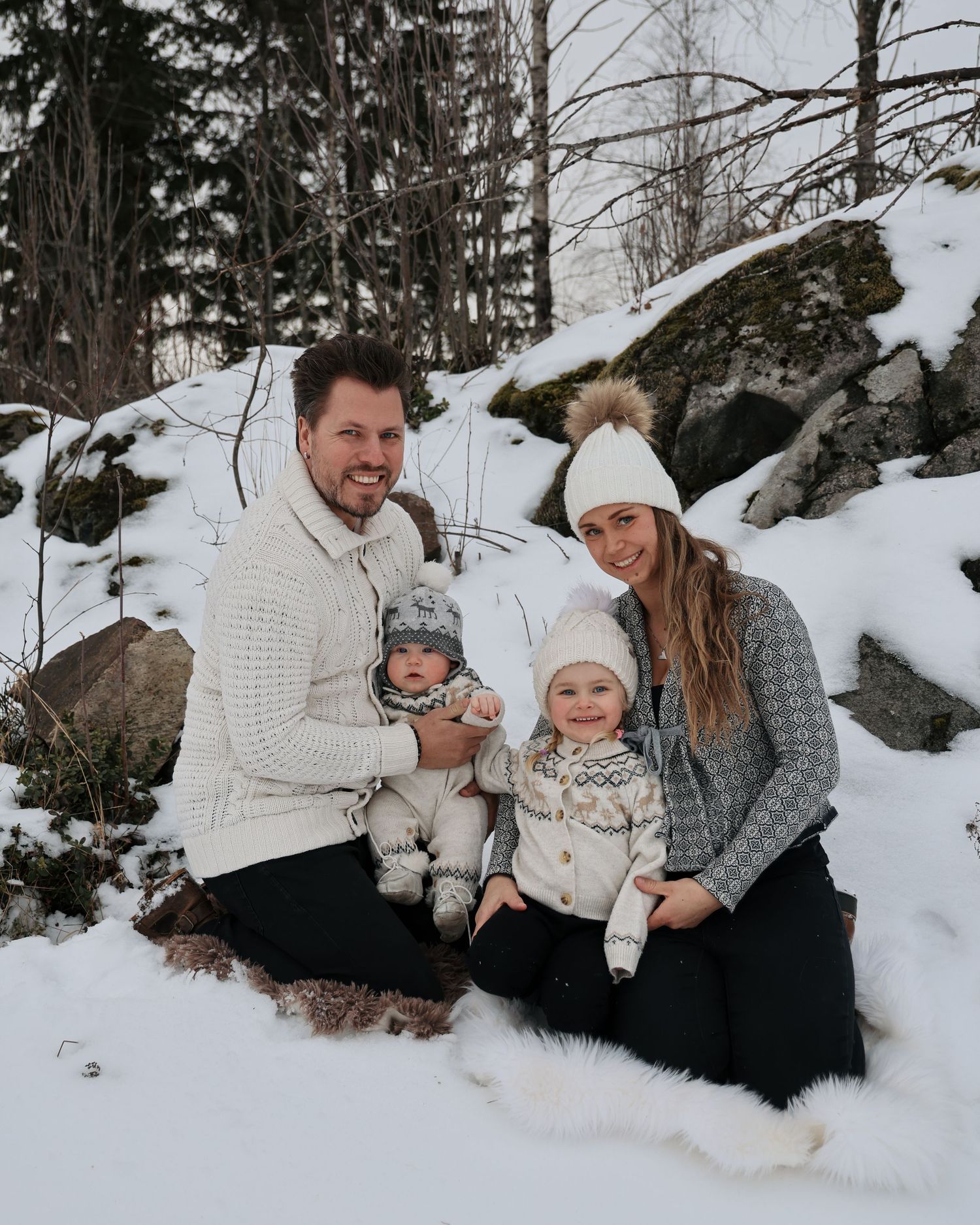 Familjefotografering i Jönköping med barn utomhus i snön