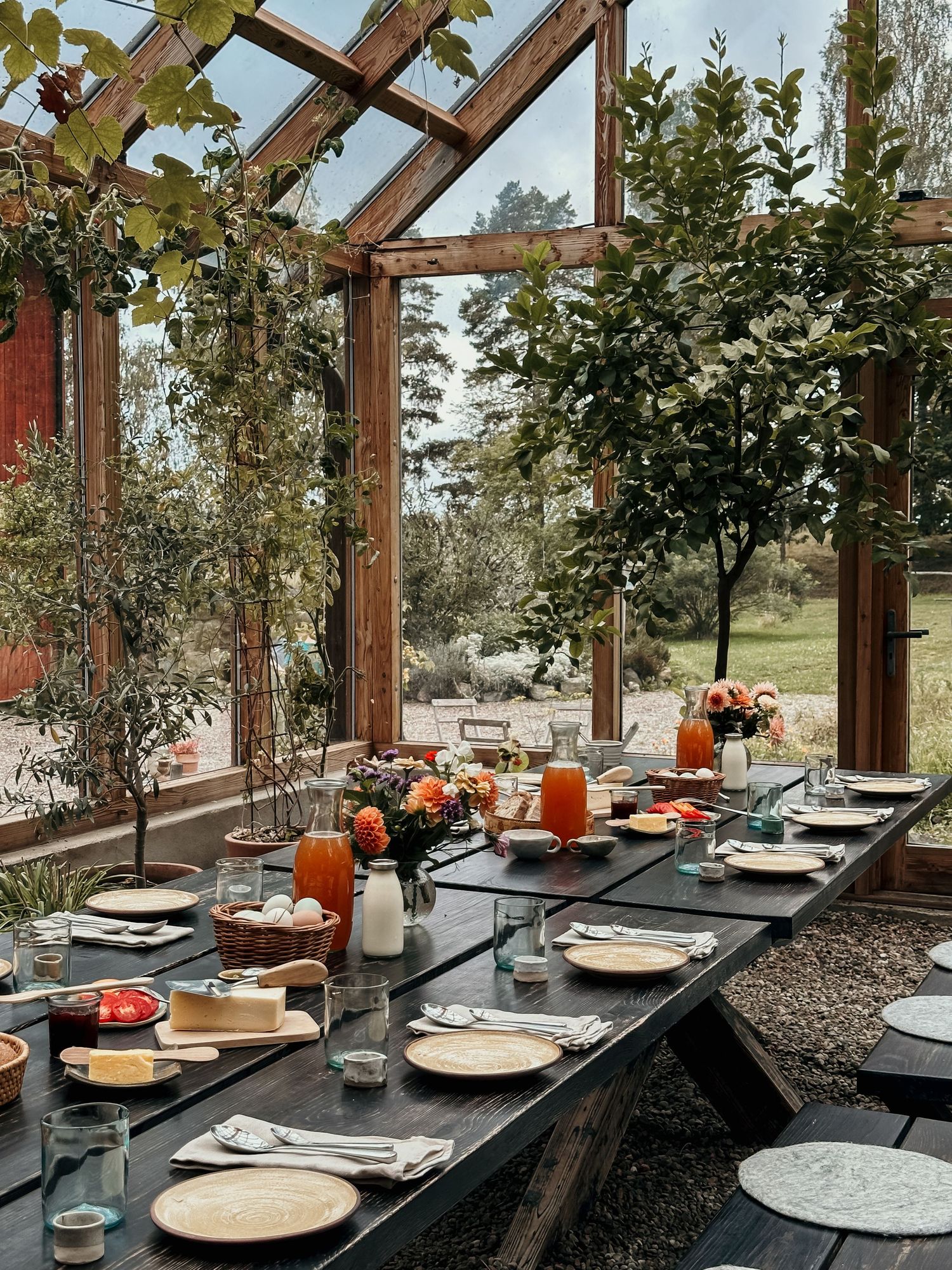 Evenemangsfotografering - ett vackert dekorerat bord i ett orangeri på sommaren på Lindeborgs Eco Retreat