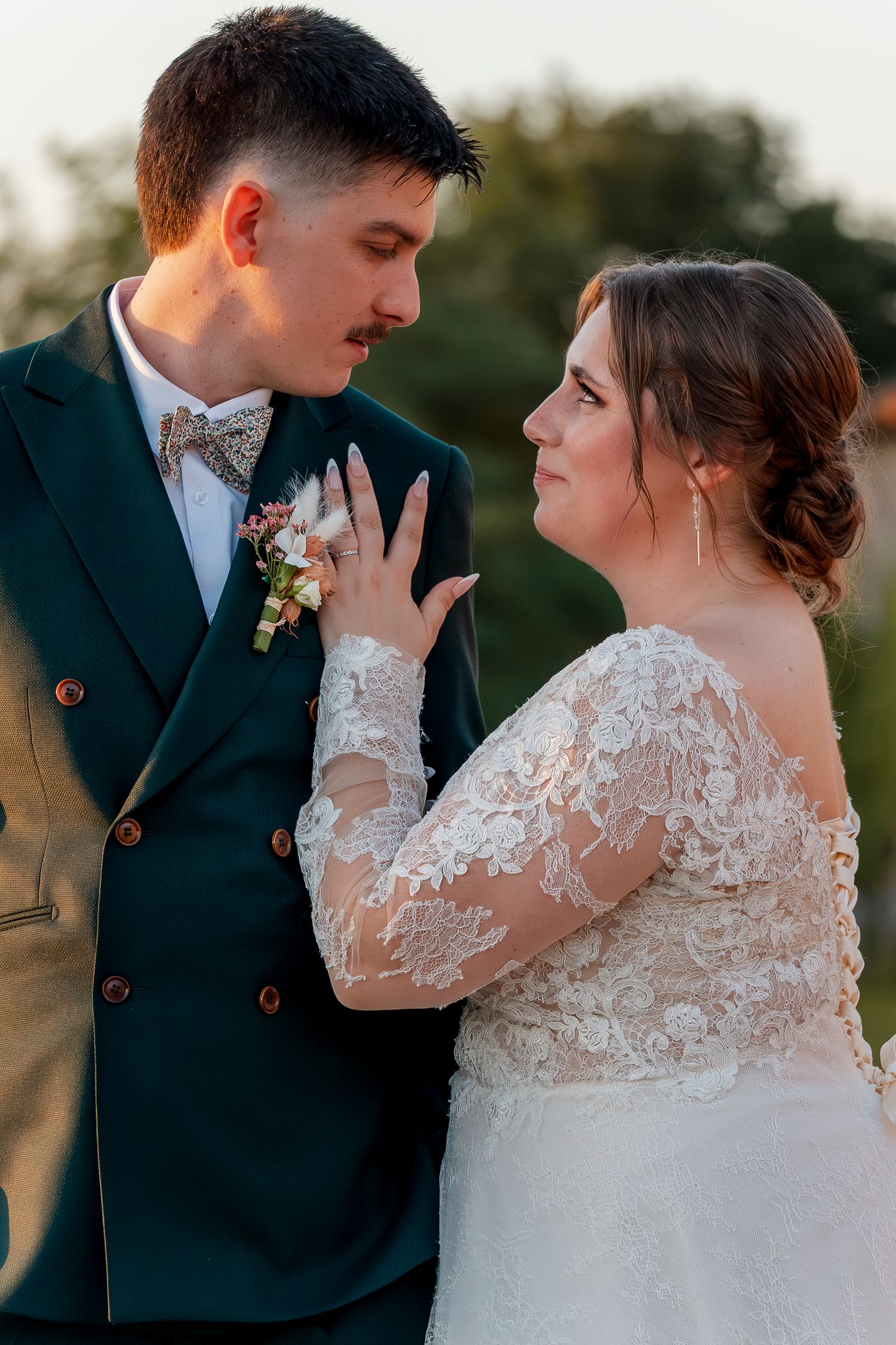 Close-up wedding portraits showing romantic moments between newlyweds at sunset.