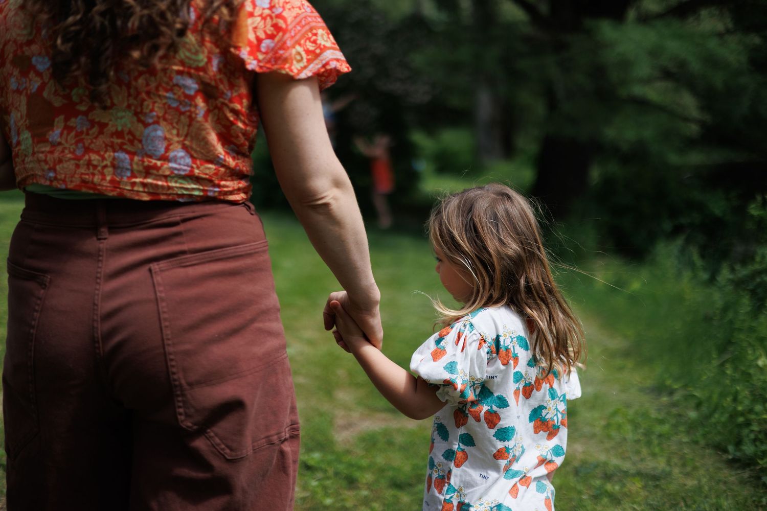 family photo, green space, mom and daughter holding hands, colorful outfits, family walk, north shore massachusetts