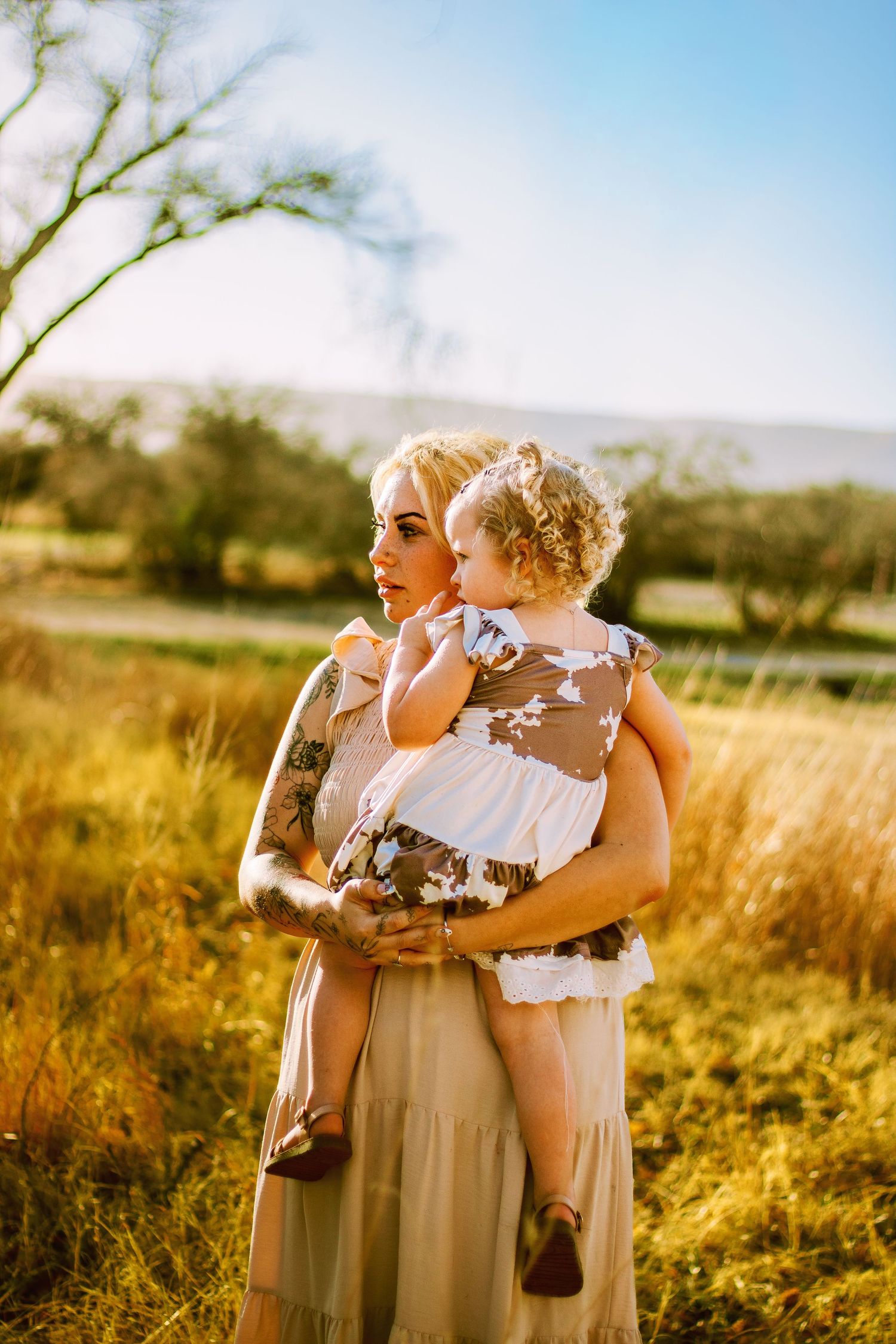 Mom and daughter photo session in the mountains