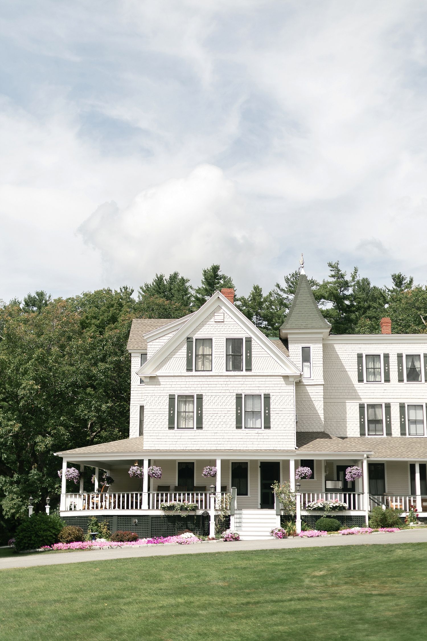 External view of the inn at Tarry a While Resort in Bridgton, Maine.