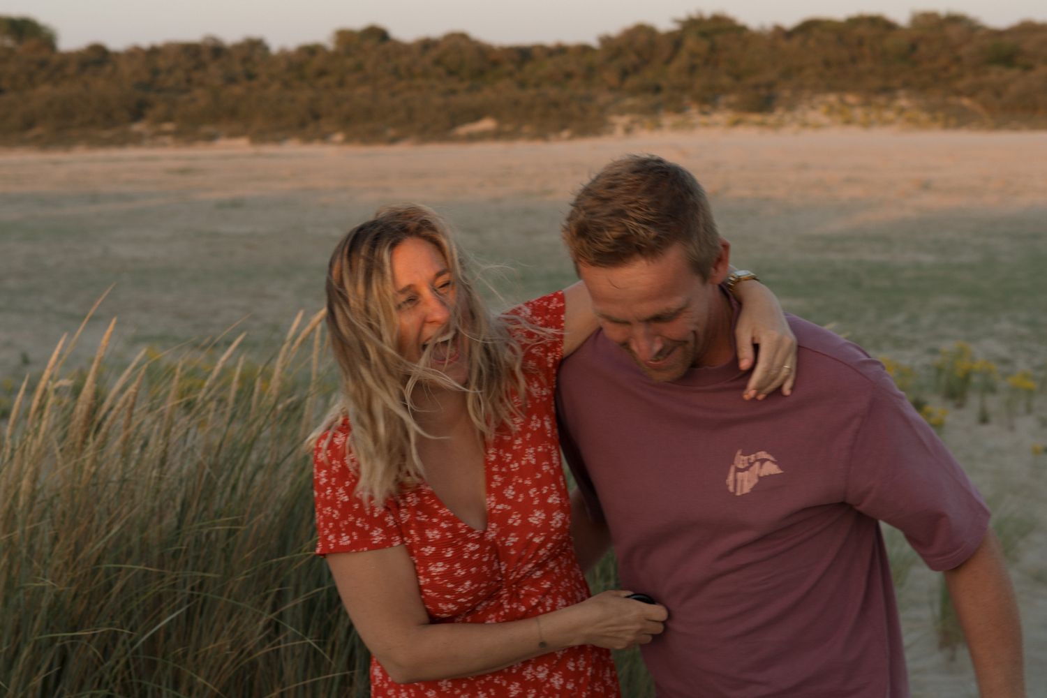 Fotograaf Ashton Weyts samen met haar man tijdens een ontspannen moment in de natuur