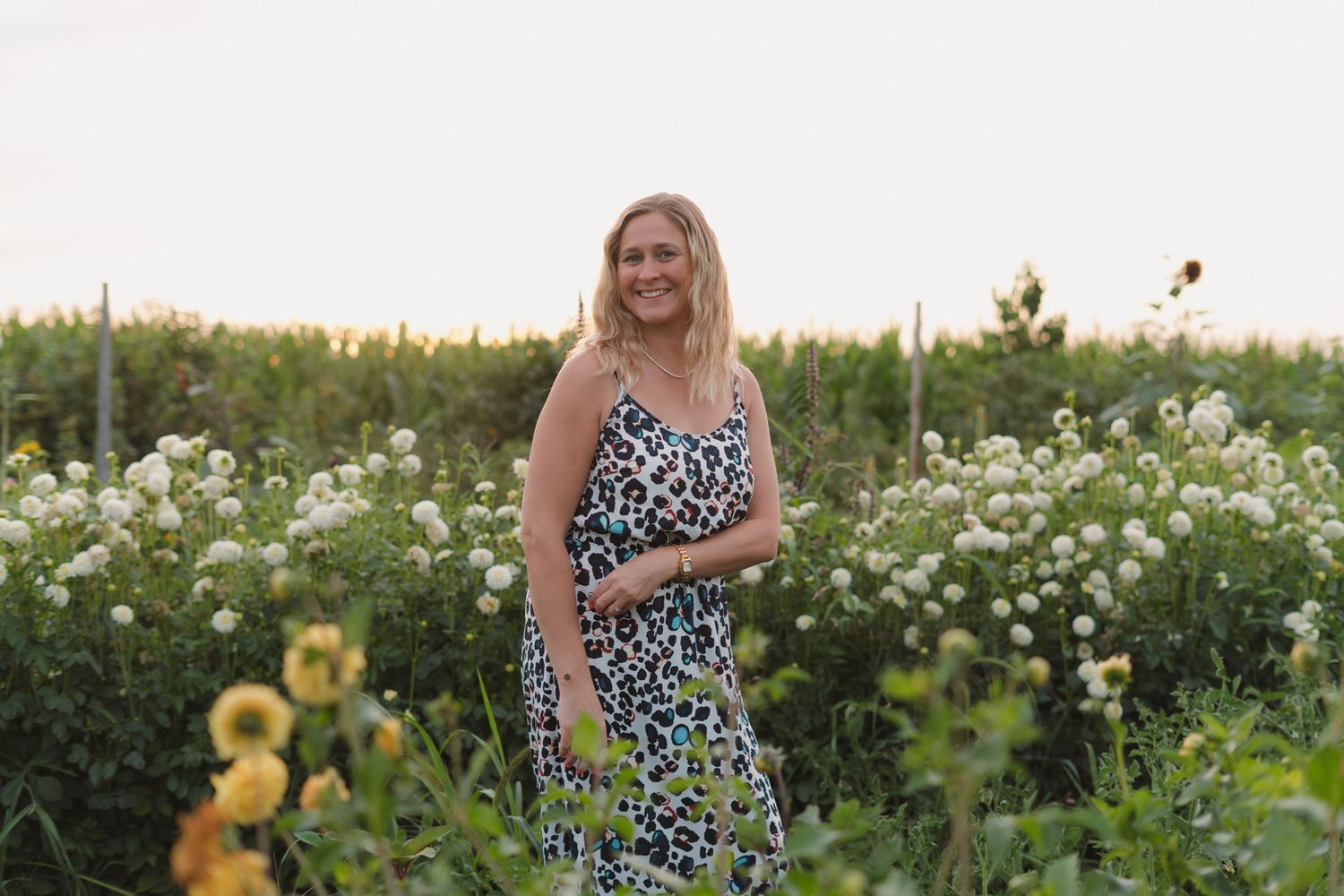 Fotograaf Ashton Weyts in een bloemenveld in regio Antwerpen