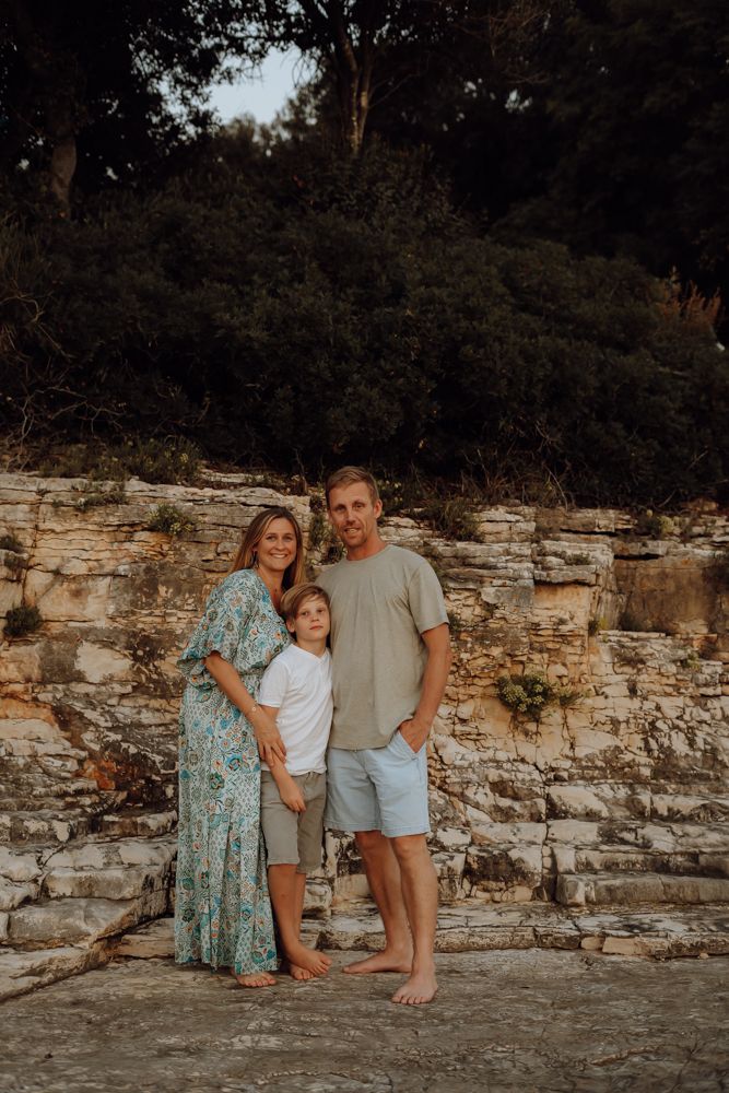 Fotograaf Ashton Weyts samen met haar man en zoon tijdens een gezinsmoment op vakantie