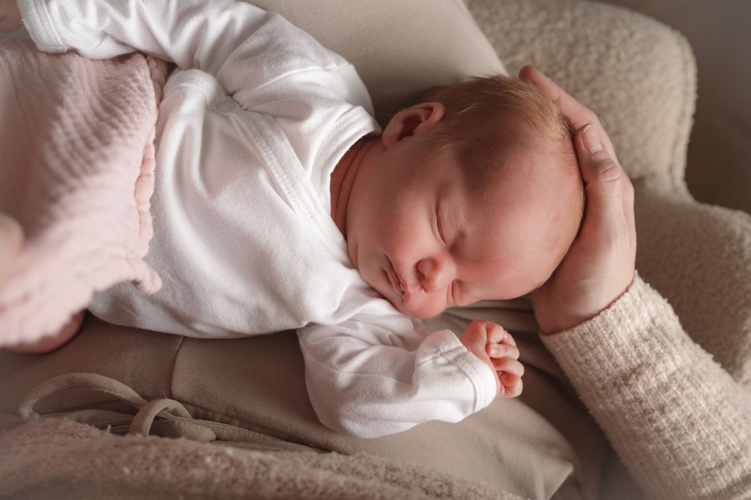 Newborn baby tijdens een lifestyle newbornshoot thuis in regio Antwerpen