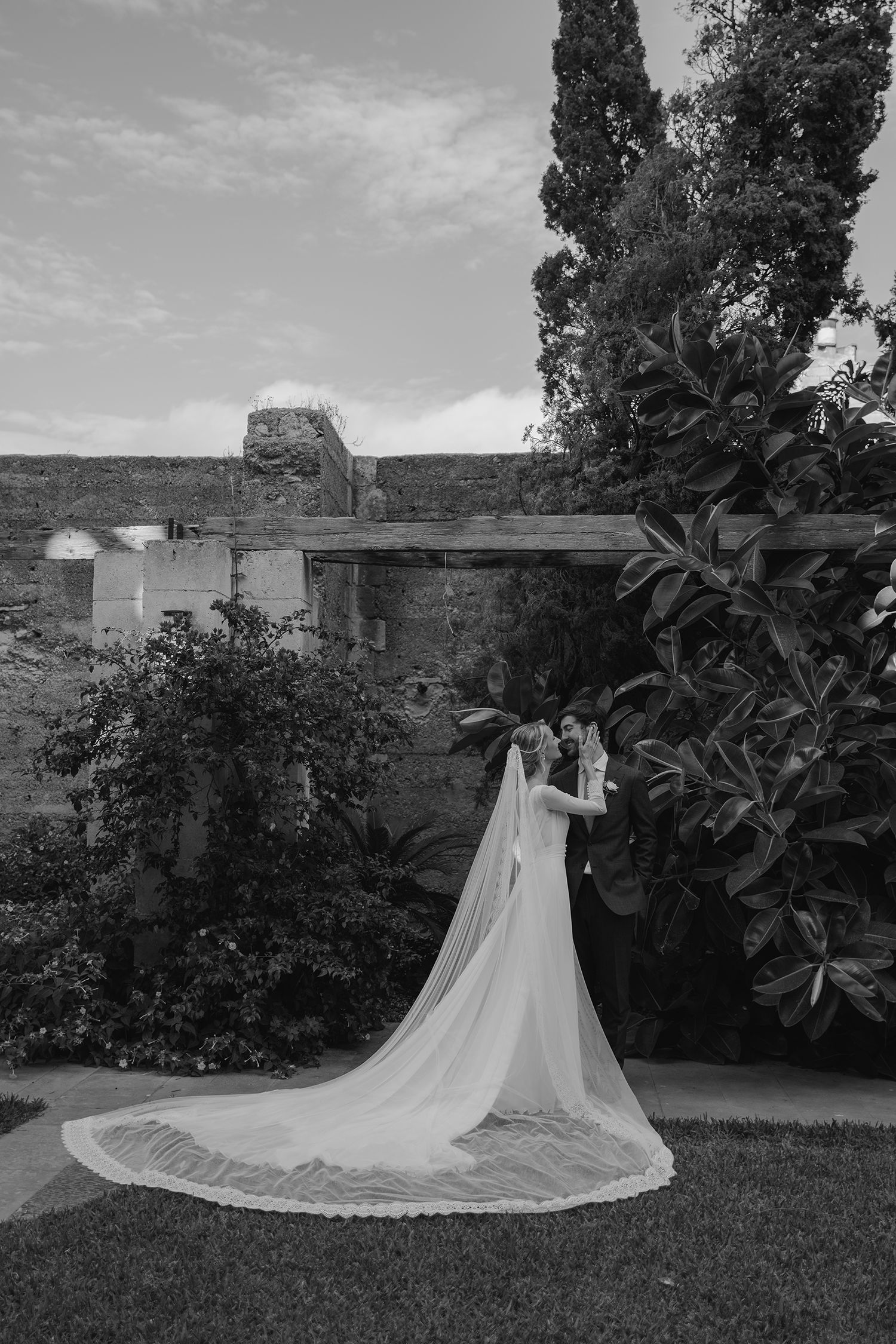 Luxury wedding mallorca photographer, timeless, documentary, editorial, iglesia nova