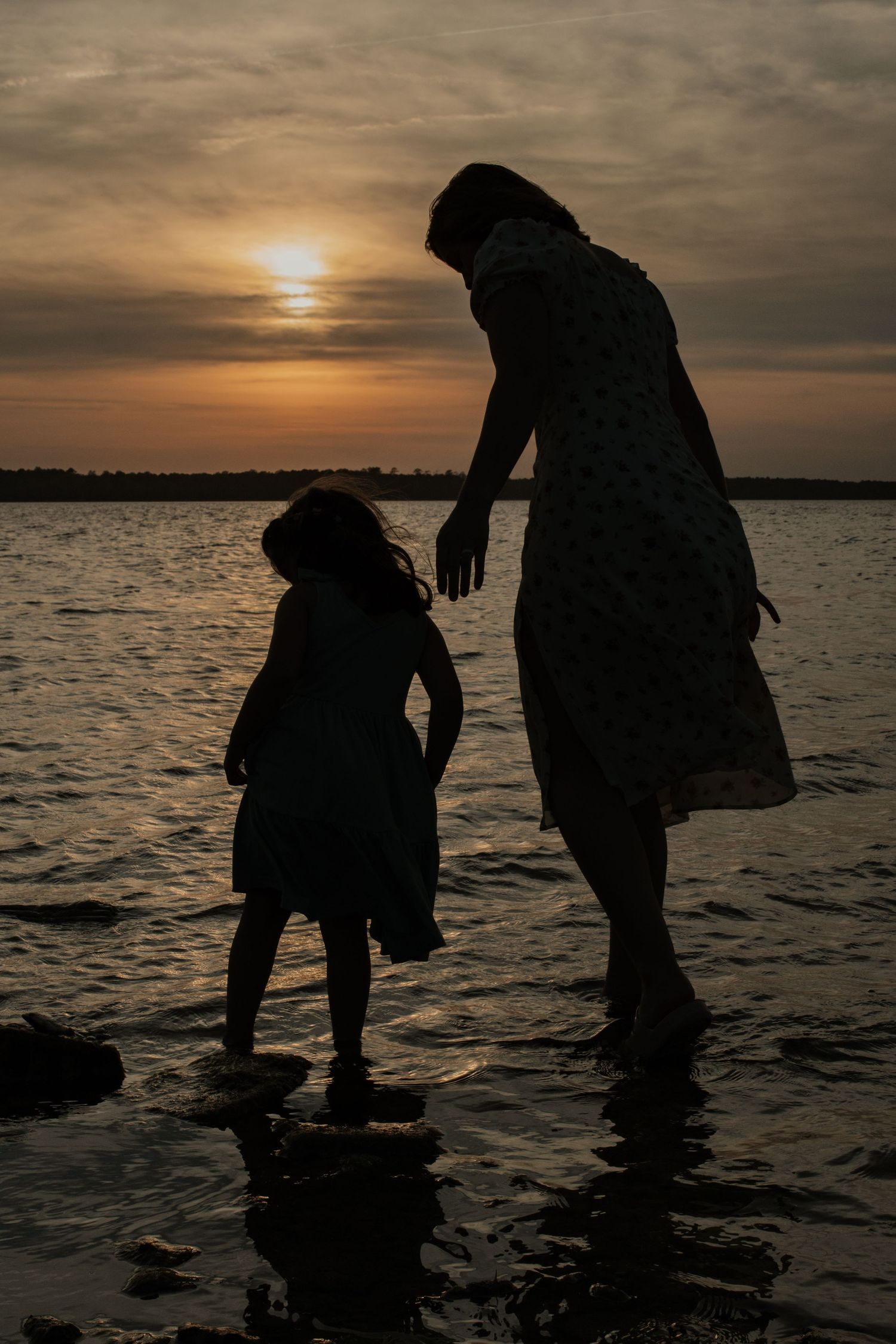 Family portrait in Coastal Carolina beach, warm & nature‑inspired storytelling. By Nichole JG Photography.
