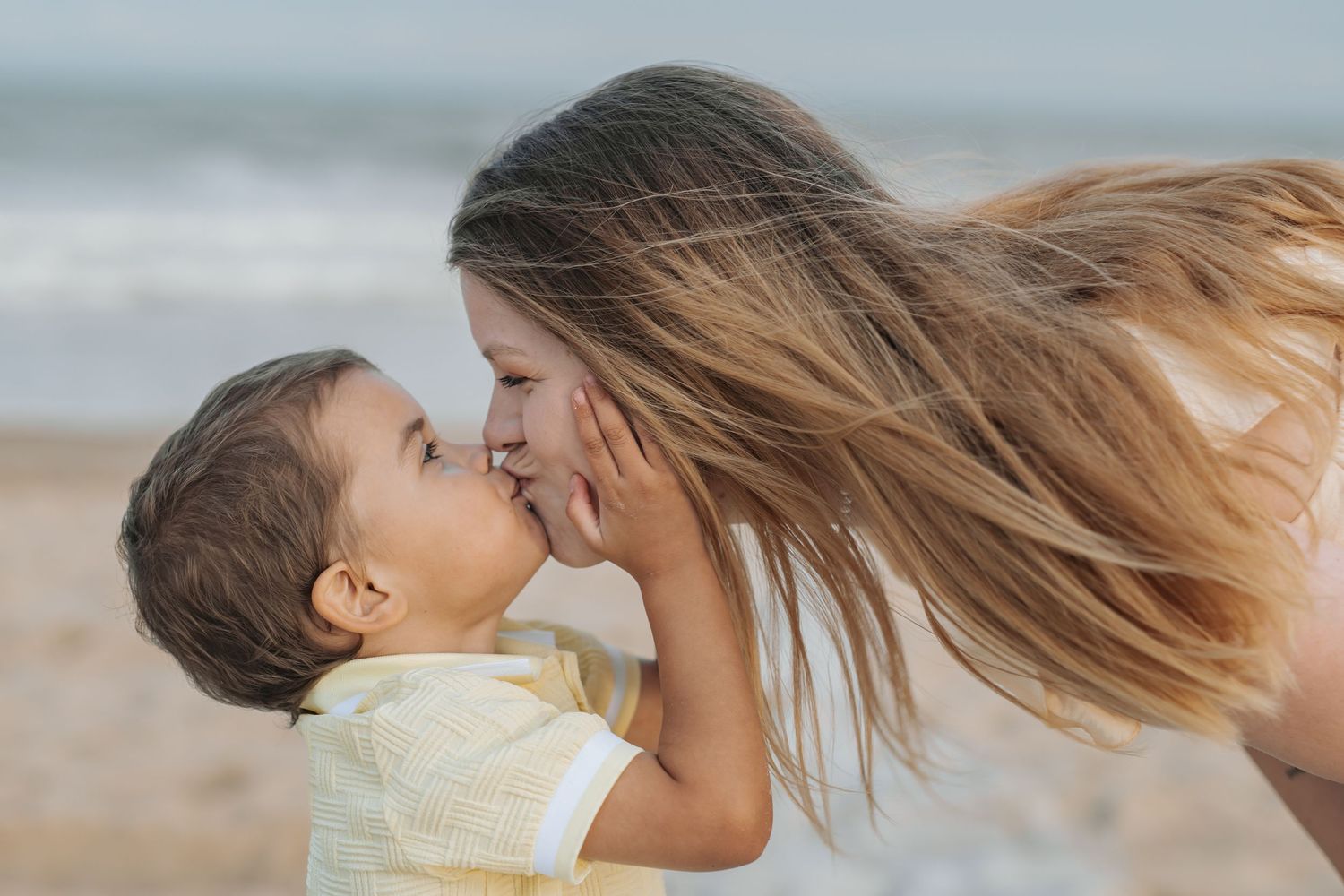 Family portrait in Coastal Carolina beach, warm & nature‑inspired storytelling. By Nichole JG Photography.