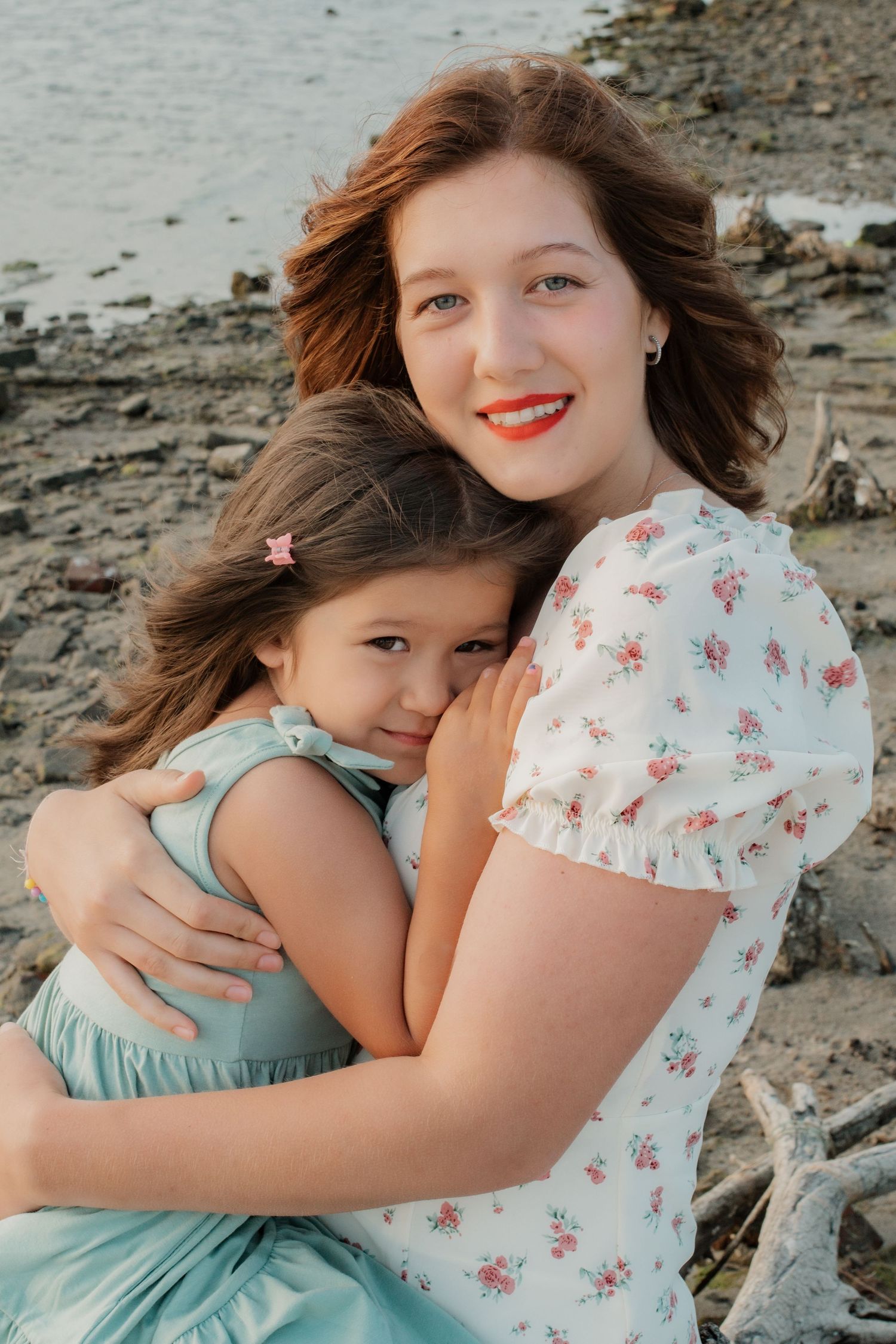 Family portrait in Coastal Carolina beach, warm & nature‑inspired storytelling. By Nichole JG Photography.