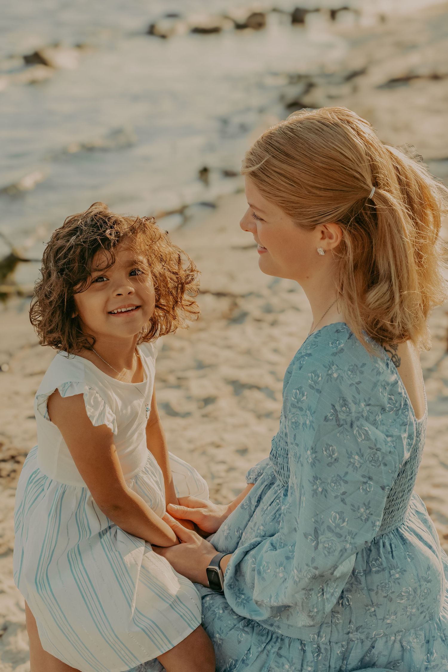 Family portrait in Coastal Carolina beach, warm & nature‑inspired storytelling. By Nichole JG Photography.