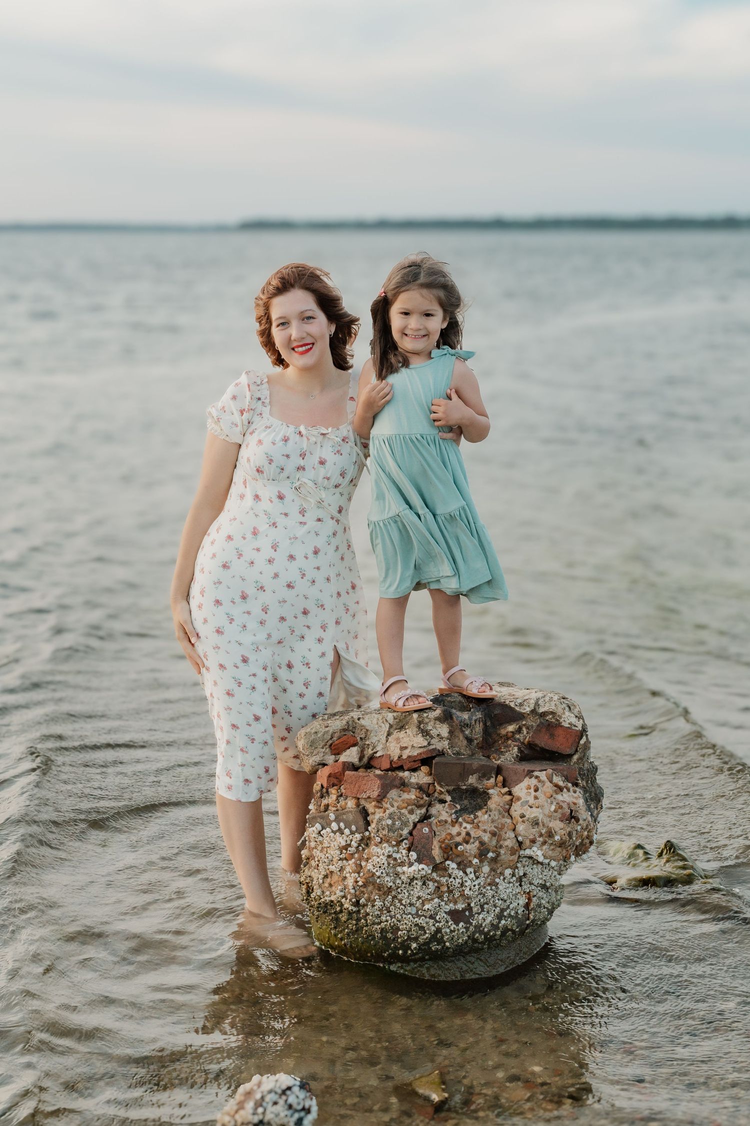 Family portrait in Coastal Carolina beach, warm & nature‑inspired storytelling. By Nichole JG Photography.