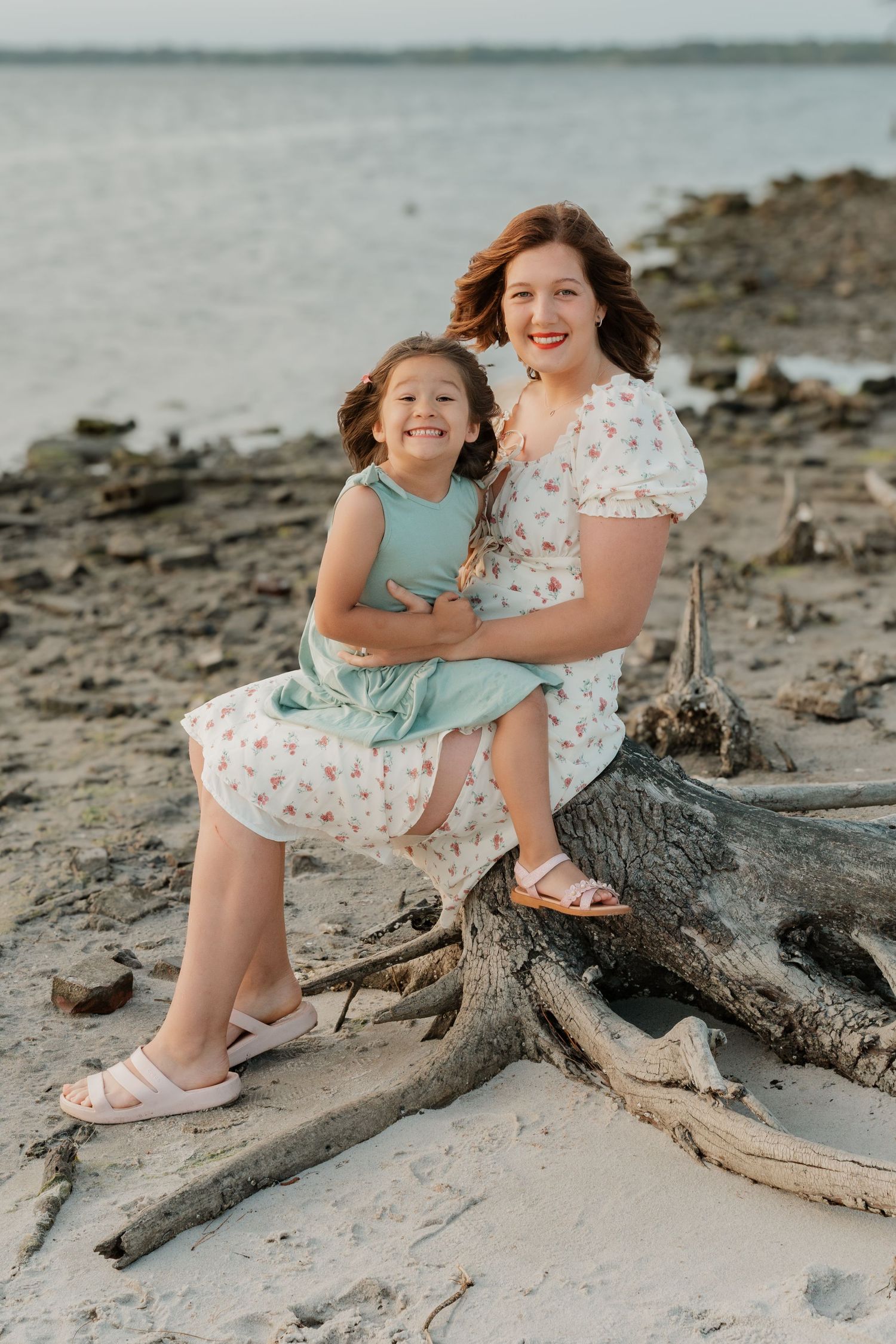 Family portrait in Coastal Carolina beach, warm & nature‑inspired storytelling. By Nichole JG Photography.