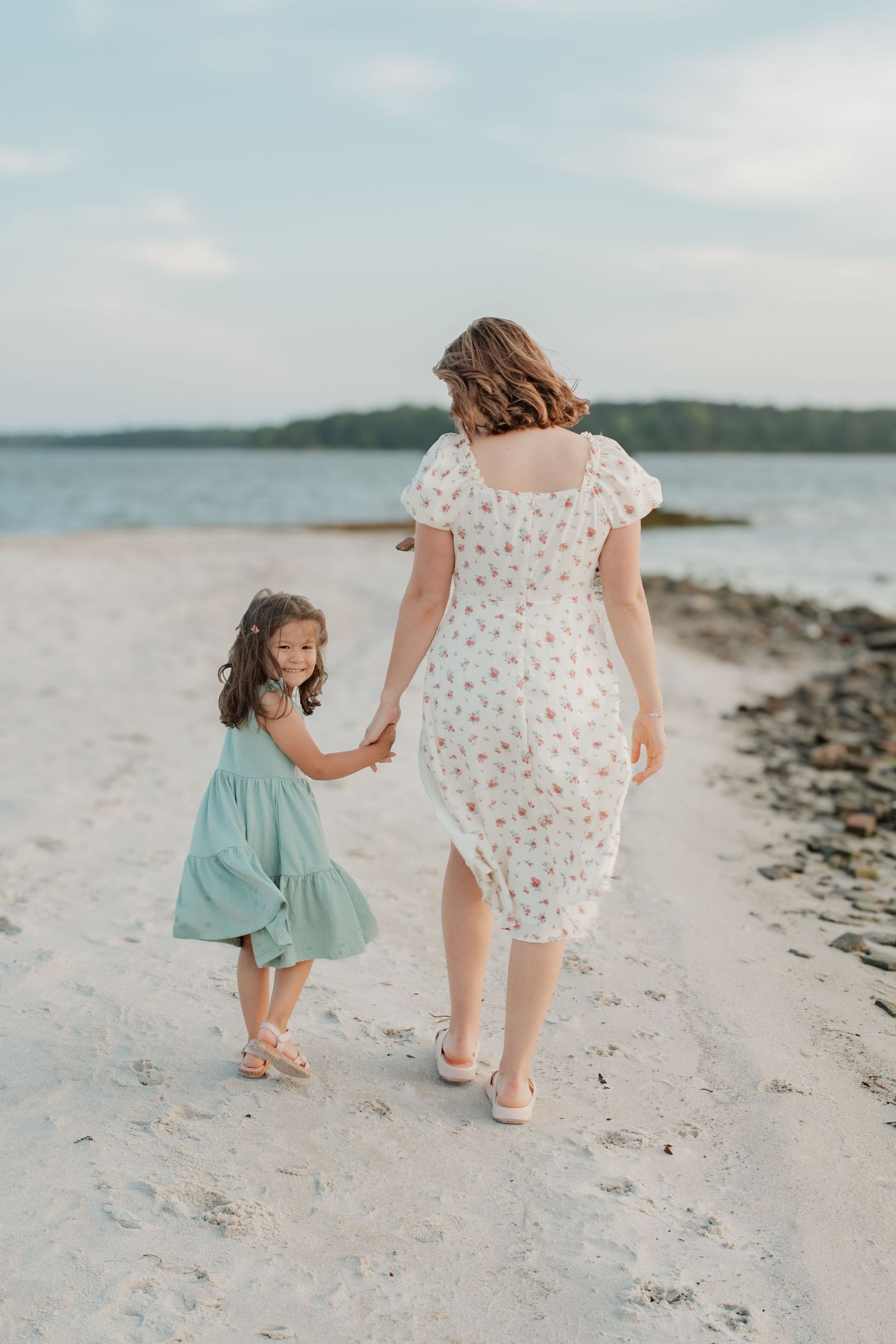 Family portrait in Coastal Carolina beach, warm & nature‑inspired storytelling. By Nichole JG Photography.