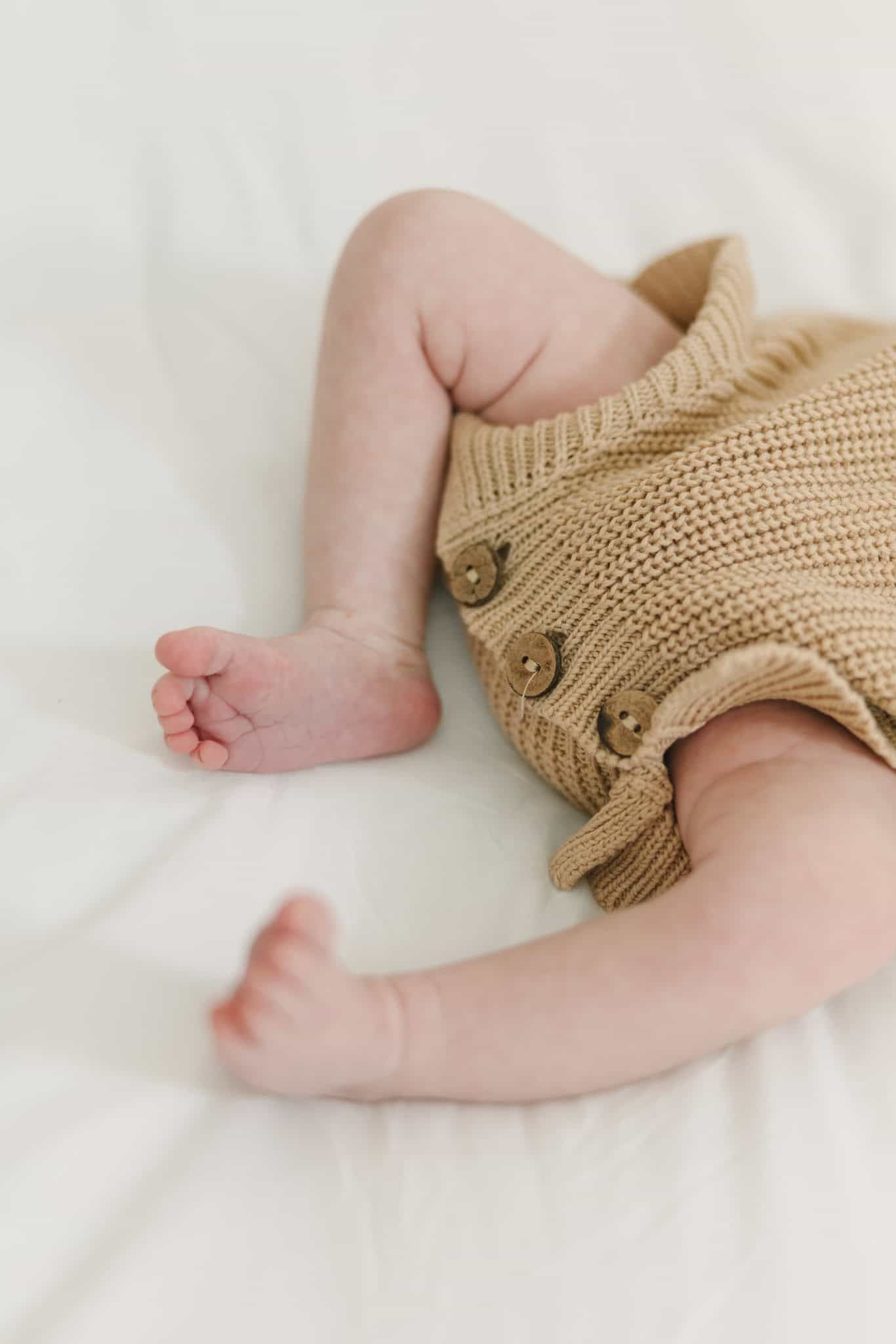 newborn baby legs and toes