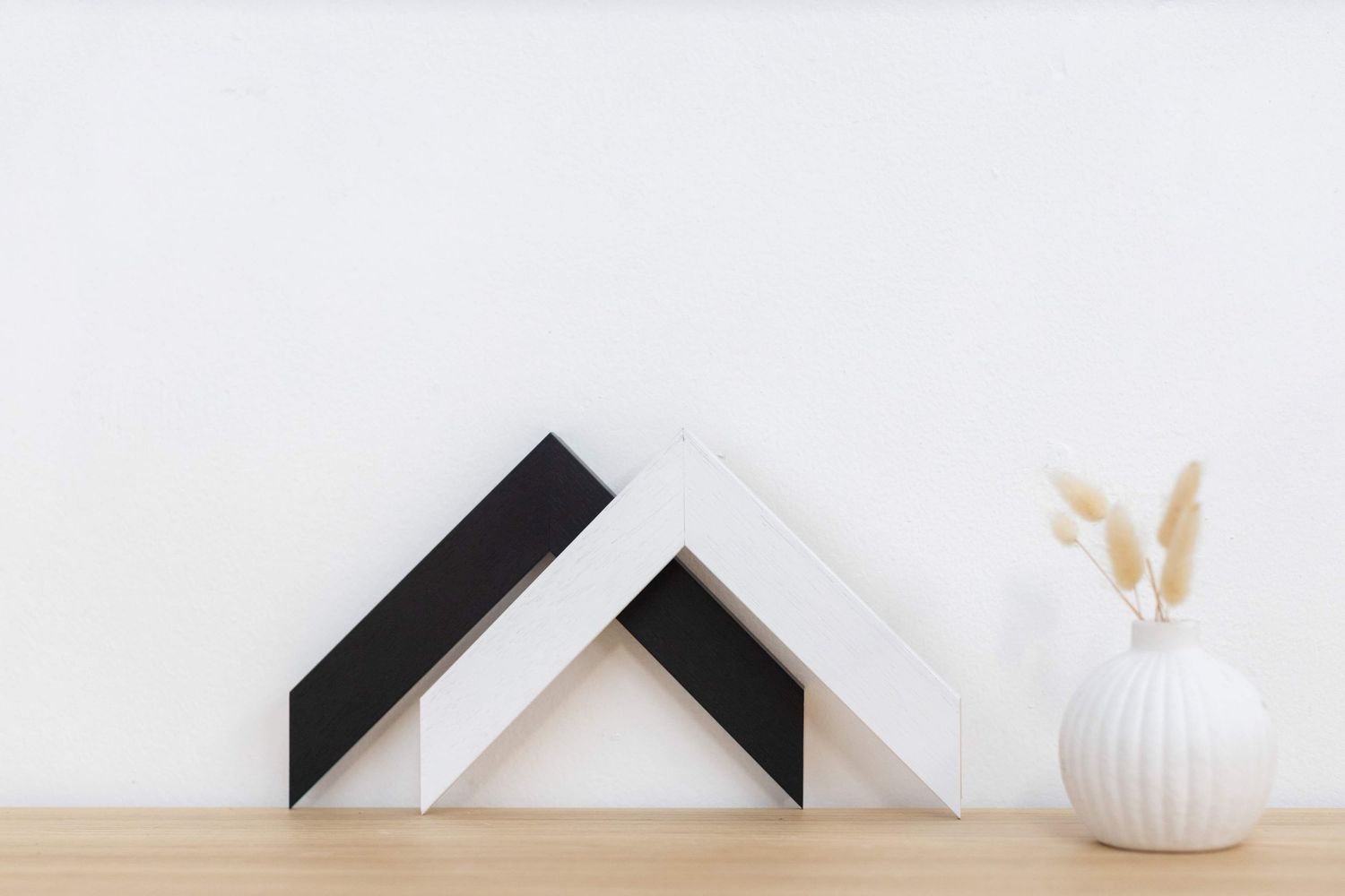 frame corners white and black