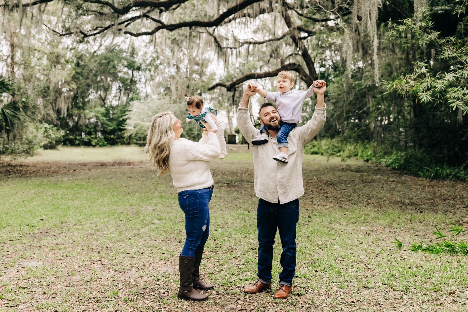 jacksonville fl photographer family laughing and playing in a pretty park