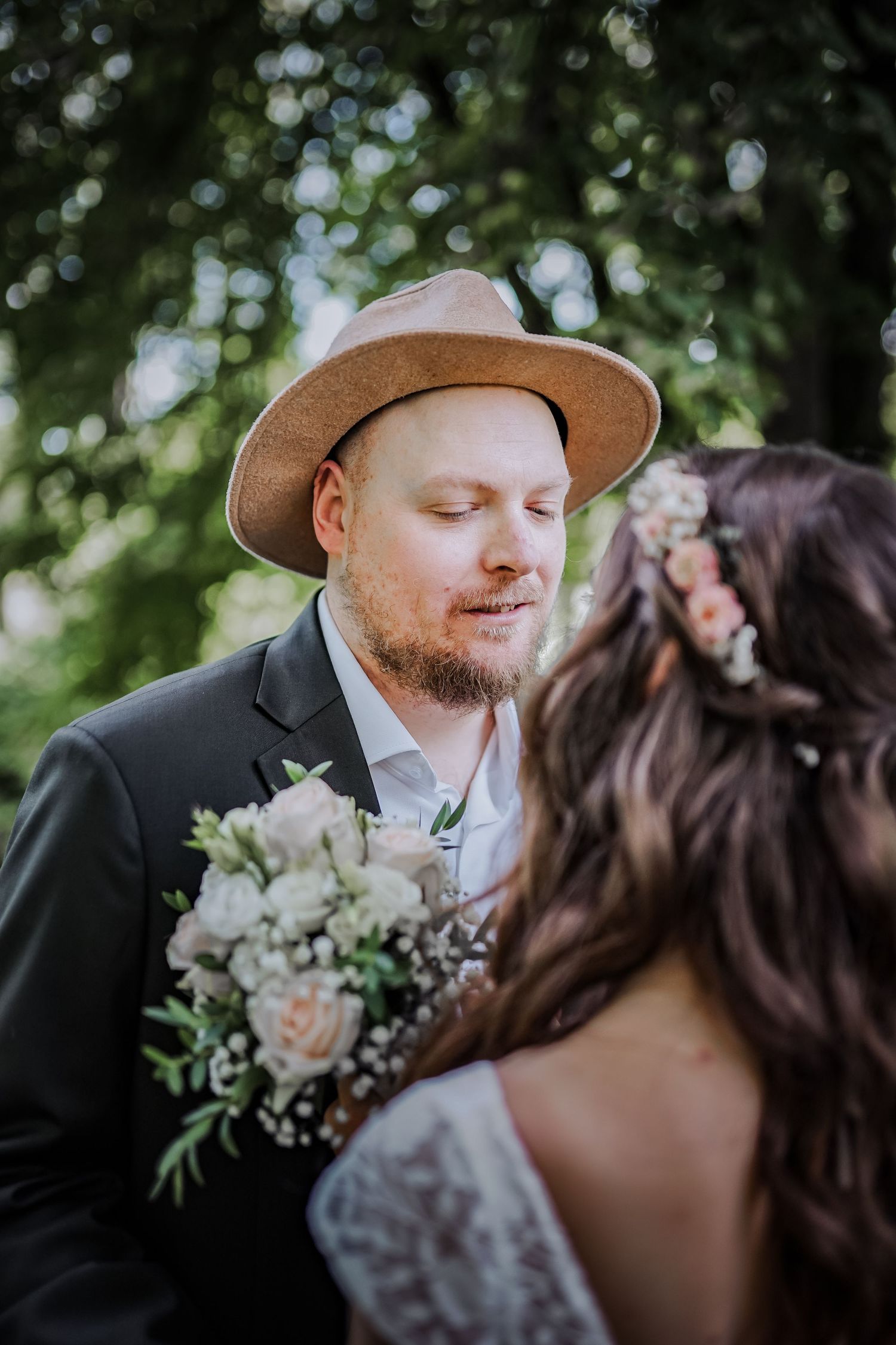 Hochzeitsfotografie. Hochzeitsfeier. Brautpaar Shooting. Puchheim. Kaffeehaus.