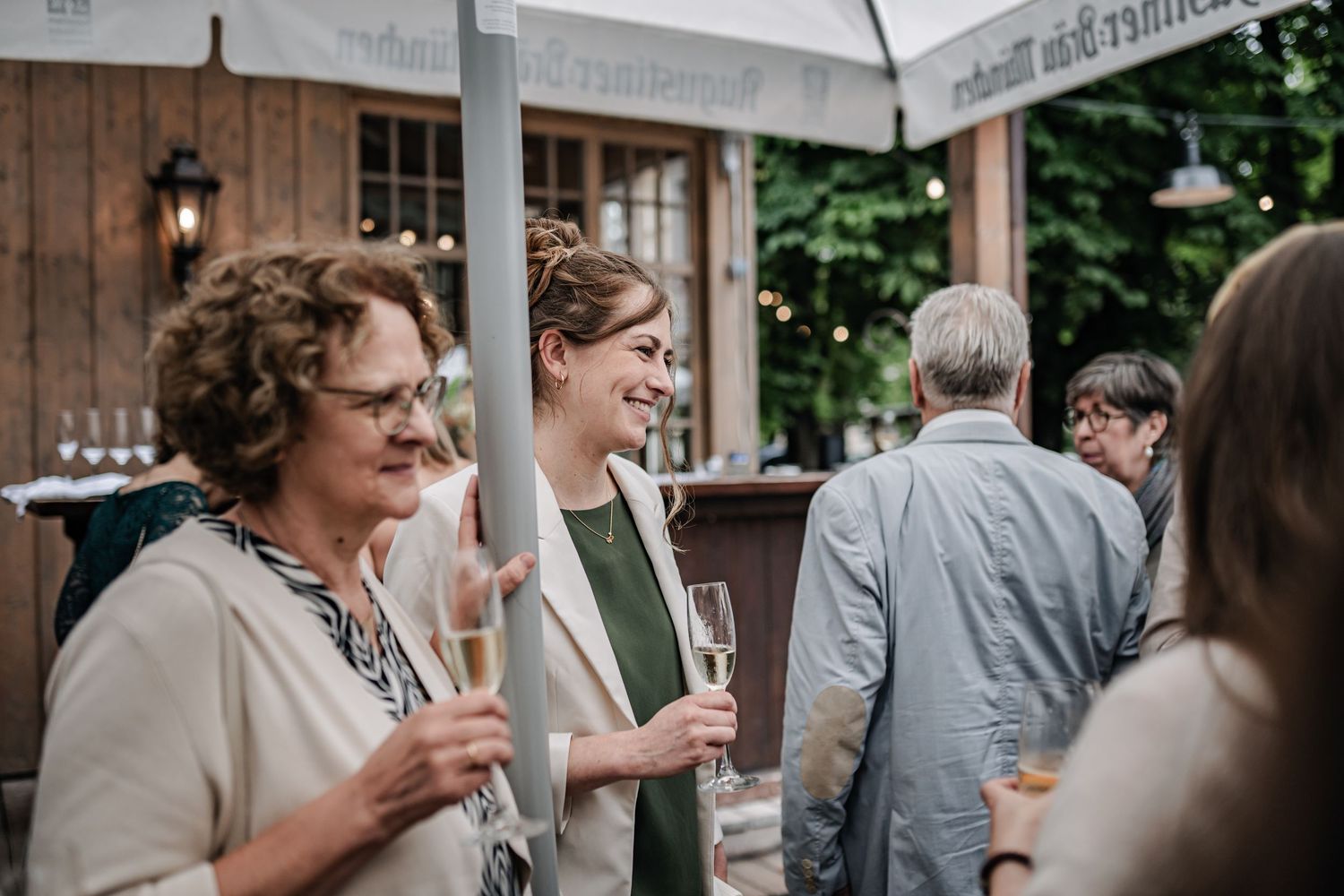 Hochzeitsfotografie. Hochzeitsfeier. Hochzeitsgäste. München. Bamberger Haus. Luitpoldpark.