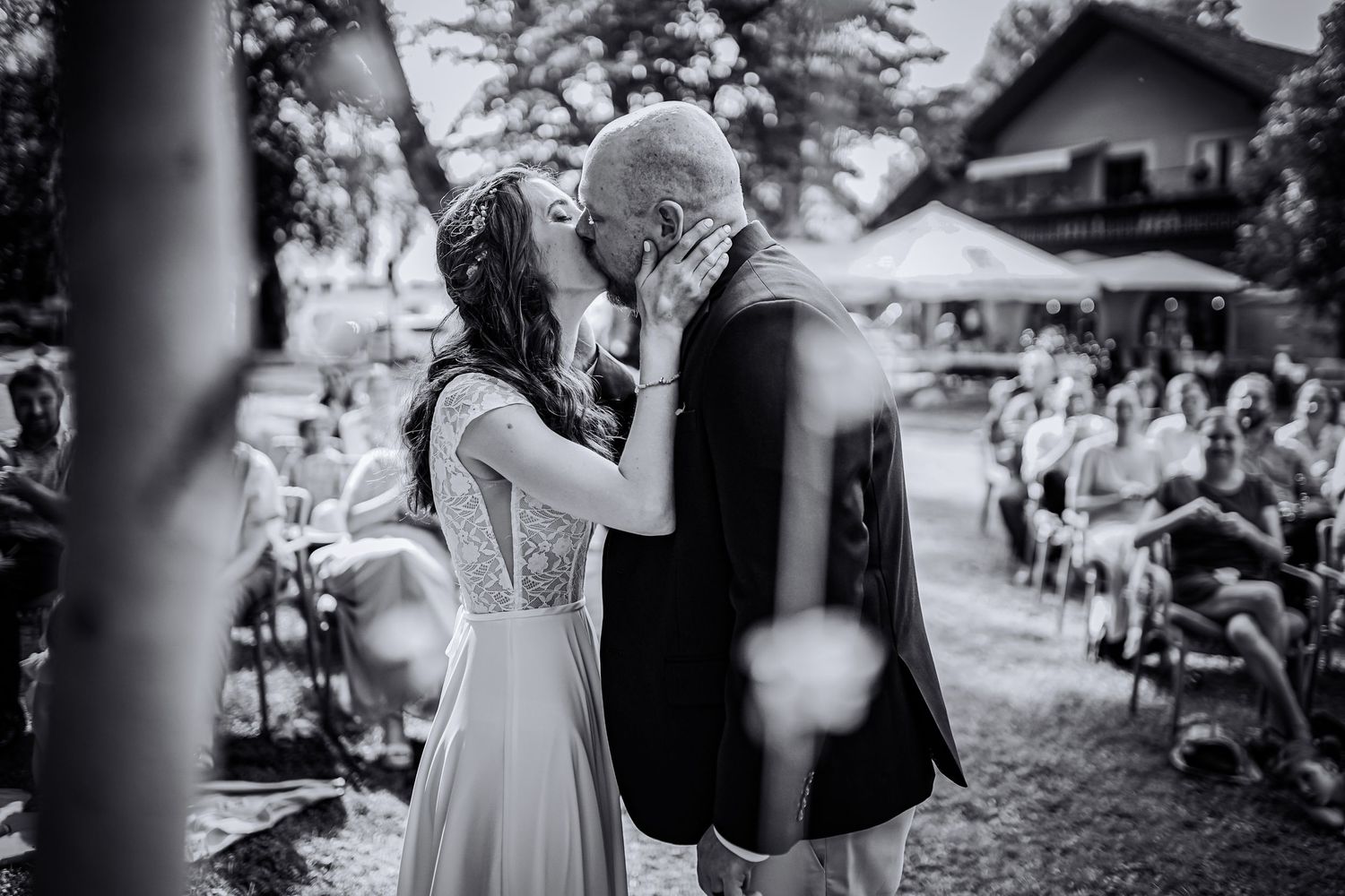 Hochzeitsfotografie. Hochzeitsfeier. Brautpaar Shooting. Puchheim. Kaffeehaus.
