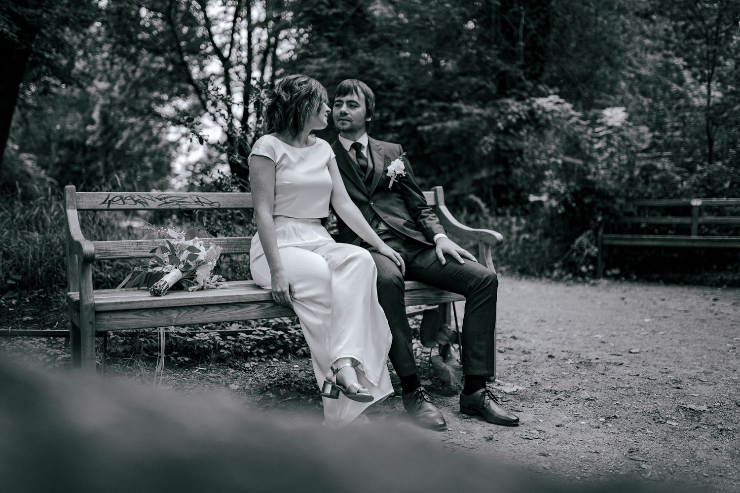 Hochzeitsfotografie. Hochzeitsfeier. Brautpaar Shooting. München. Englischer Garten. En vogue.