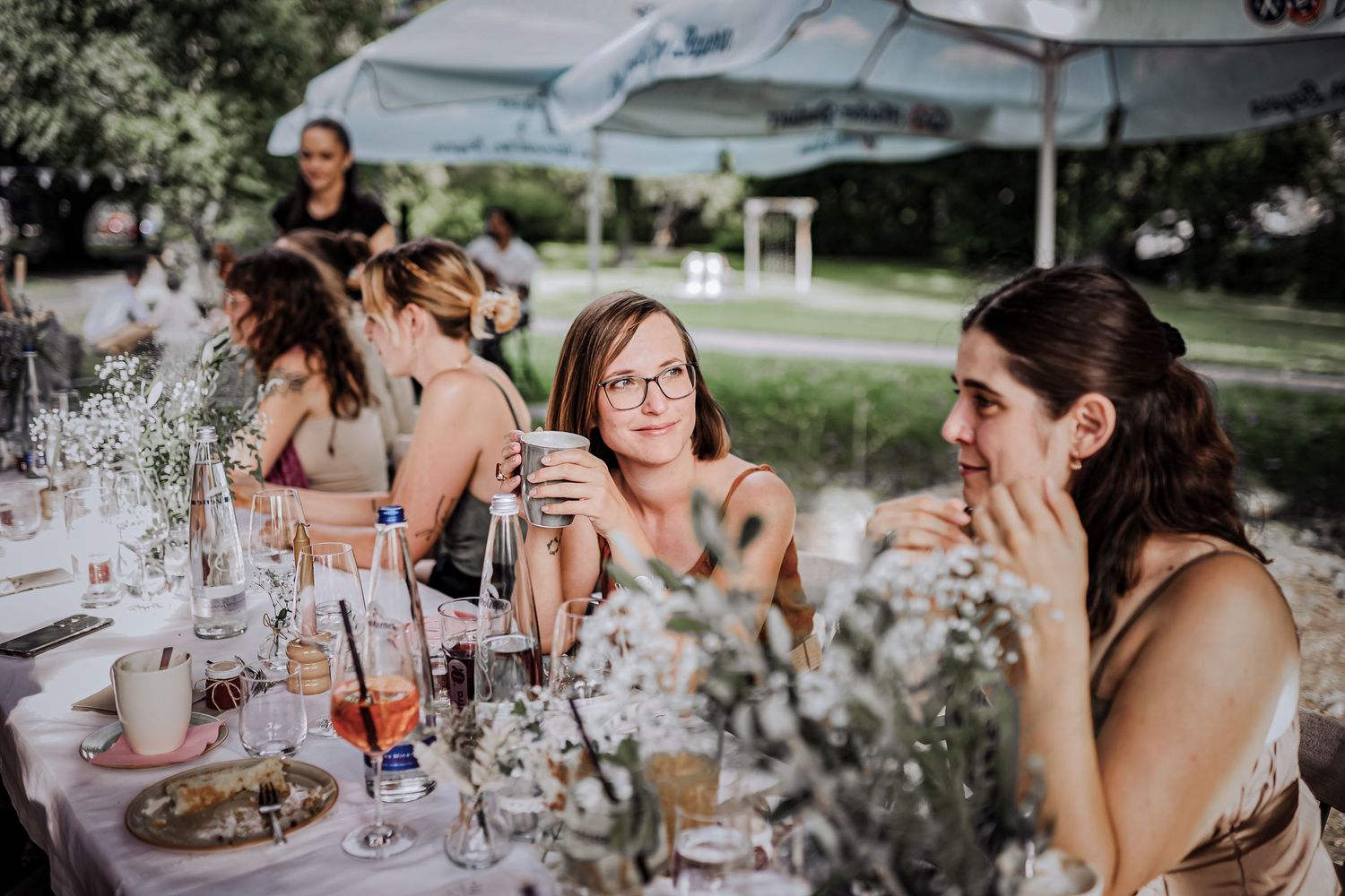 Hochzeitsfotografie. Hochzeitsfeier. Hochzeitsgäste. Puchheim. Kaffeehaus.