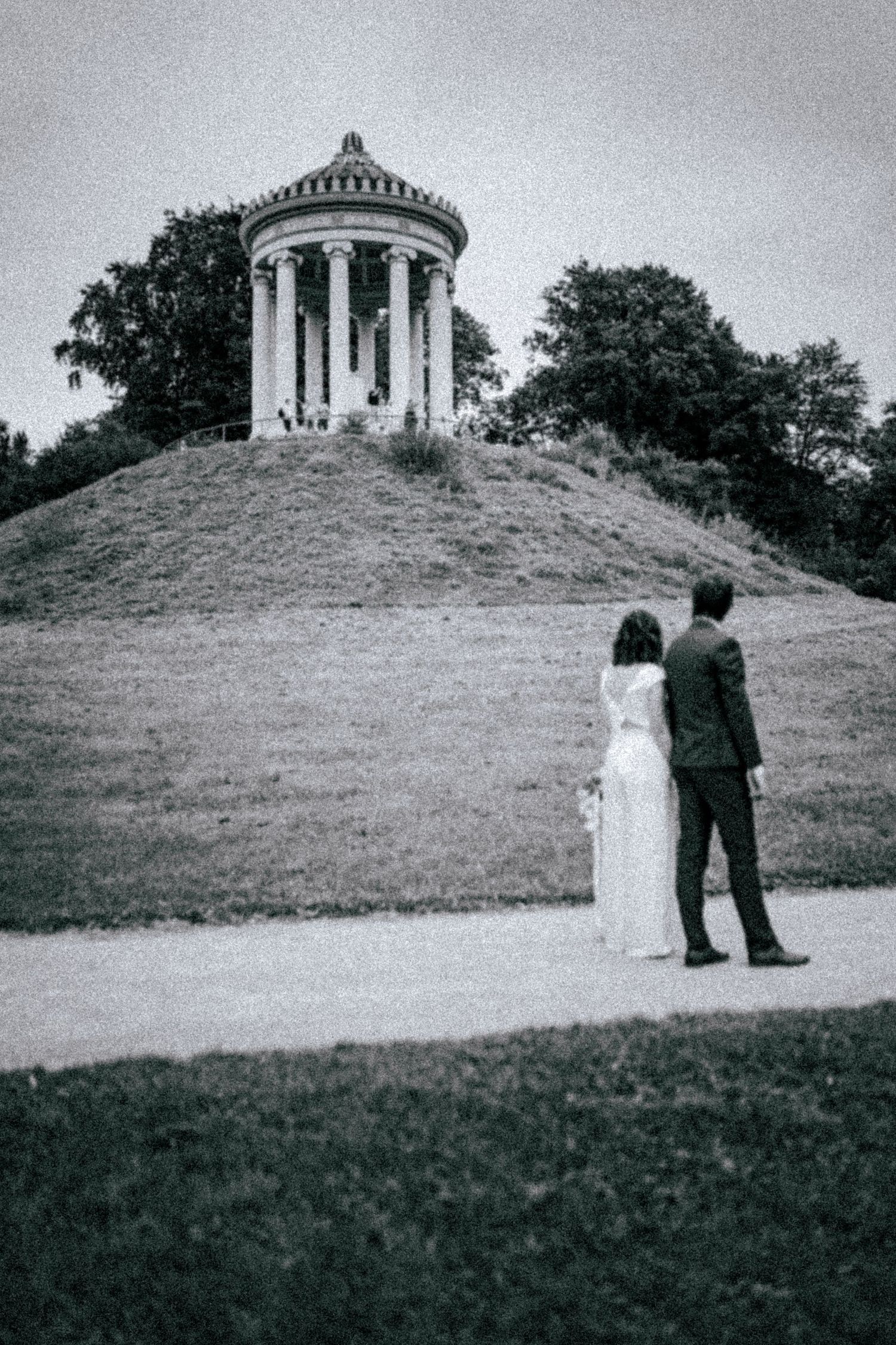 Hochzeitsfotografie. Hochzeitsfeier. Brautpaar Shooting. München. Englischer Garten. En vogue.