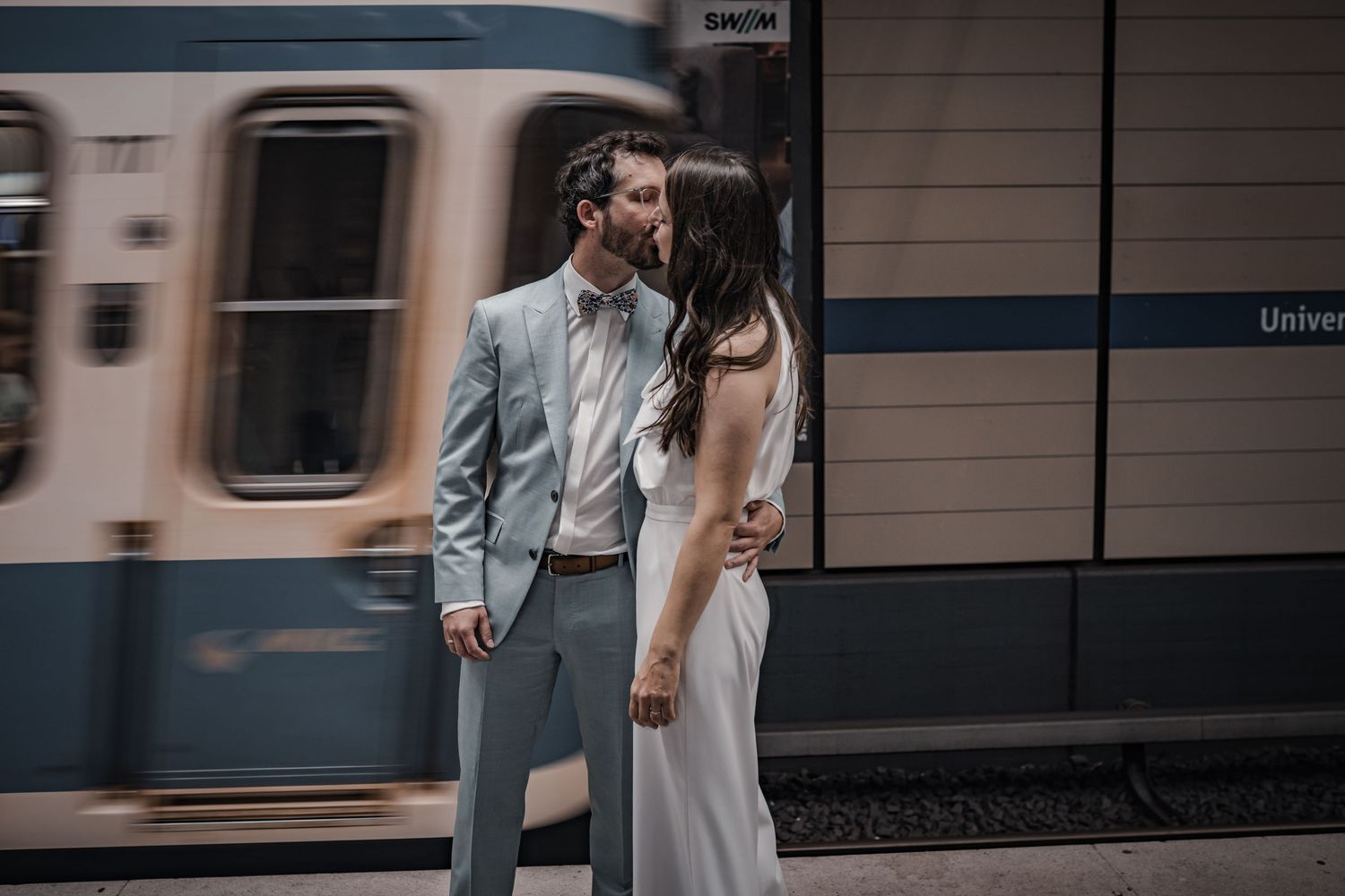 Hochzeitsfotografie. Hochzeitsfeier. Brautpaar Shooting. München. U-Bahn.