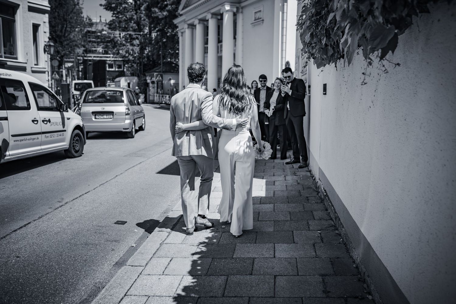 Hochzeitsfotografie. Hochzeitsfeier. Trauung. Brautpaar Shooting. München. Standesamt Mandlstraße. Englischer Garten.