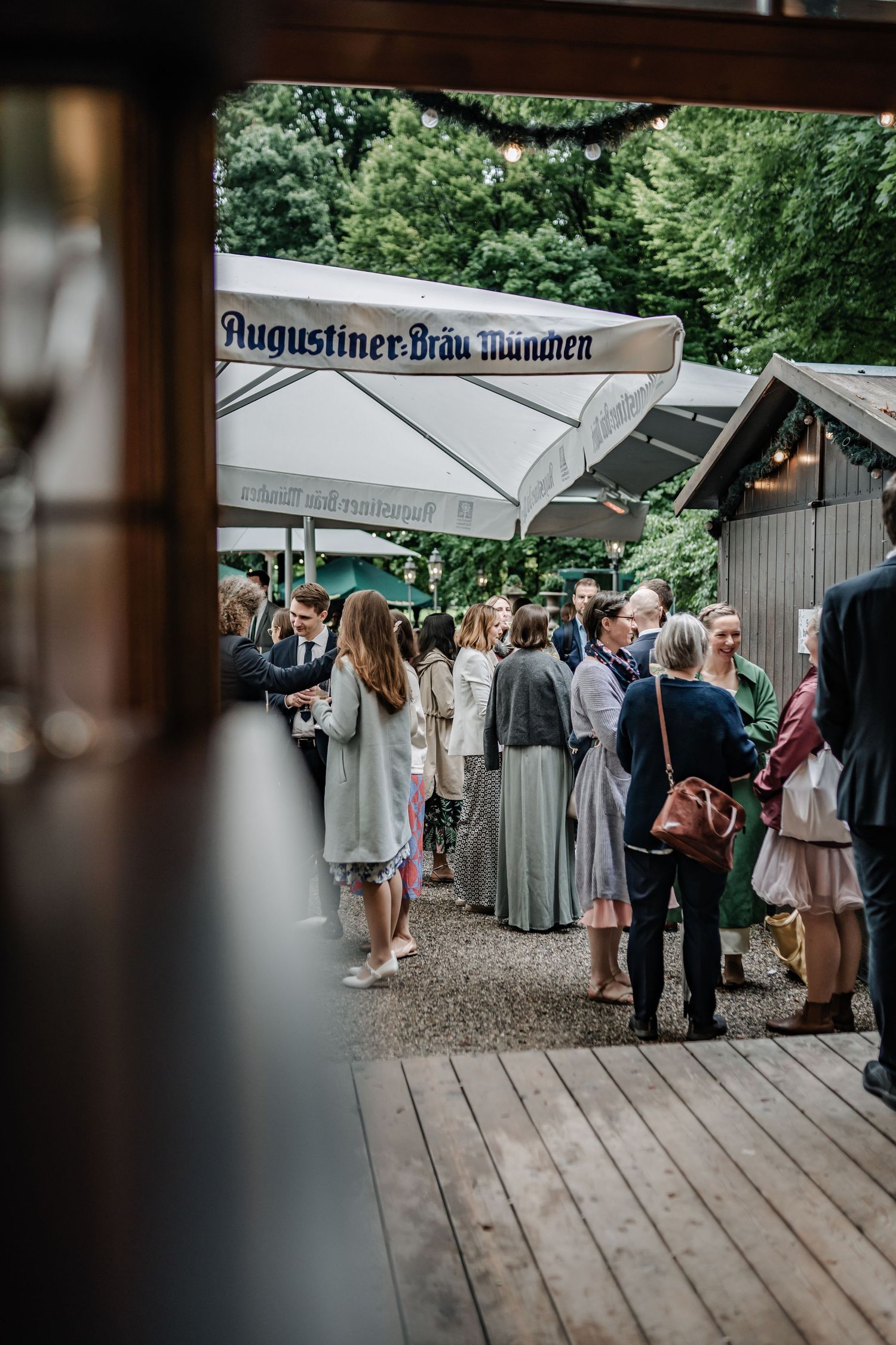 Hochzeitsfotografie. Hochzeitsfeier. Hochzeitsgäste. München. Bamberger Haus. Luitpoldpark.
