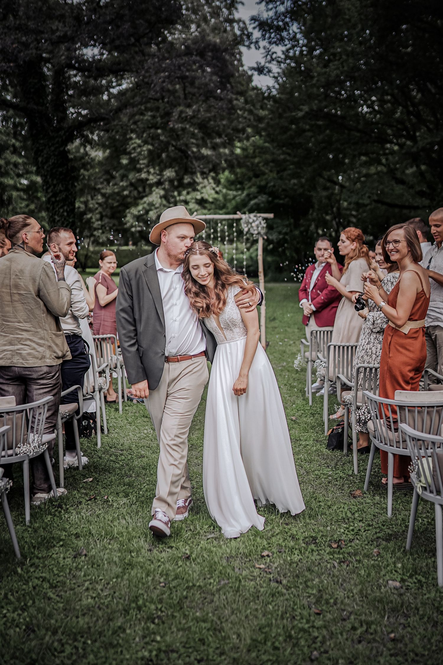 Hochzeitsfotografie. Hochzeitsfeier. Brautpaar Shooting. Puchheim. Kaffeehaus.
