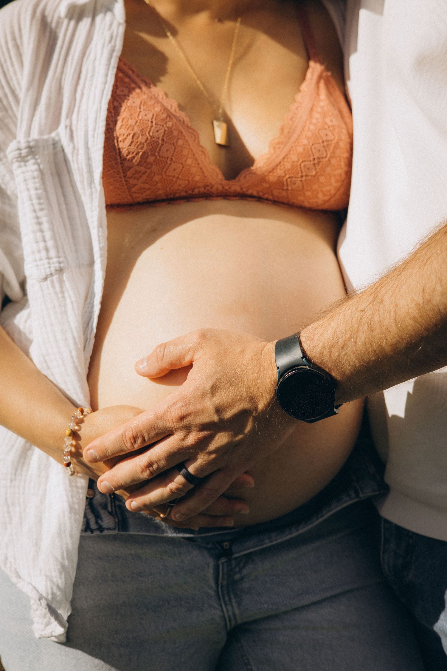 Kaléona | Photographe | Shooting grossesse | Shooting maternité | Nouveau-né | Couple | Famille | Portrait | Solo | Reportage | Peau à peau