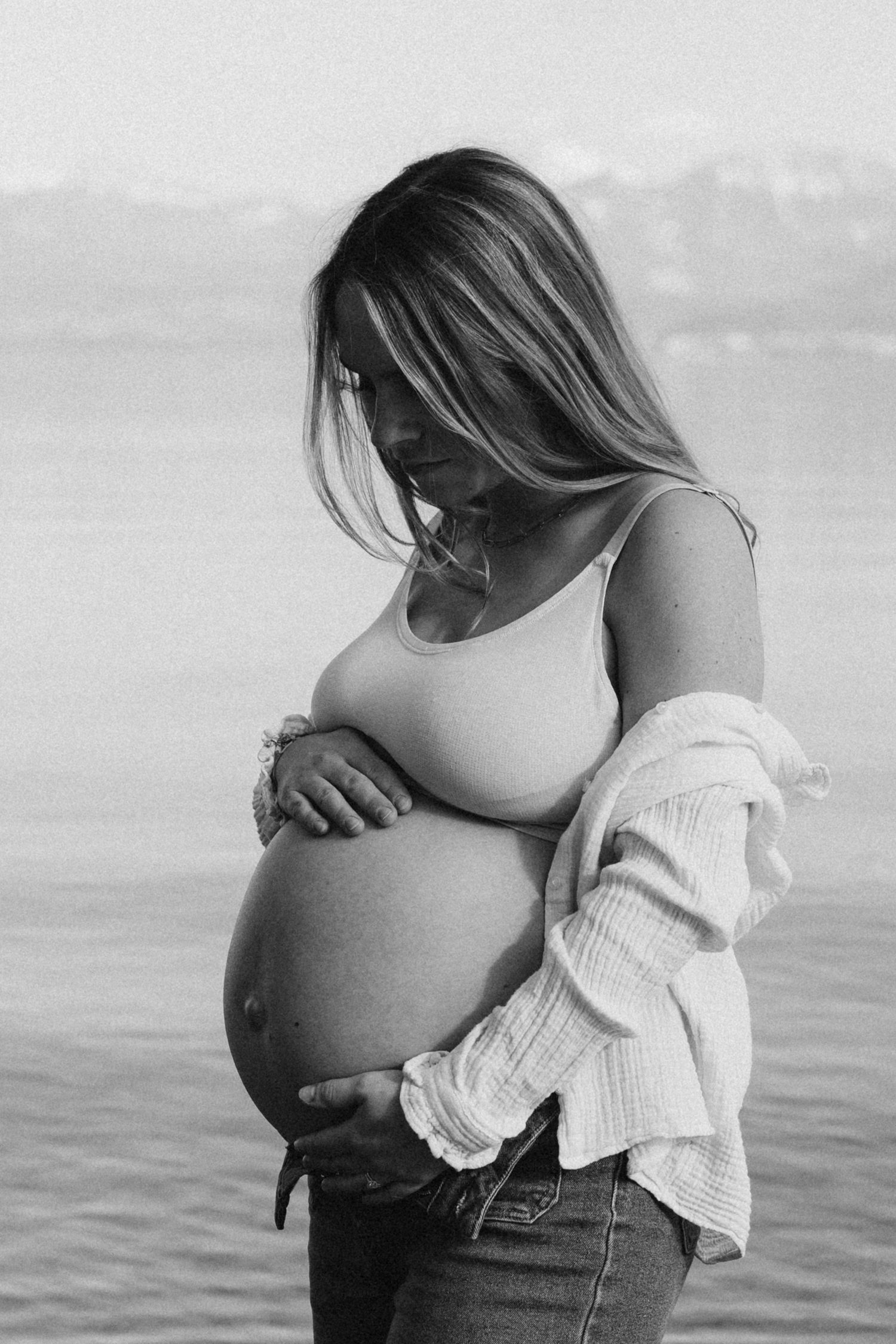 Kaléona | Photographe | Shooting grossesse | Shooting maternité | Nouveau-né | Couple | Famille | Portrait | Solo | Reportage | Peau à peau